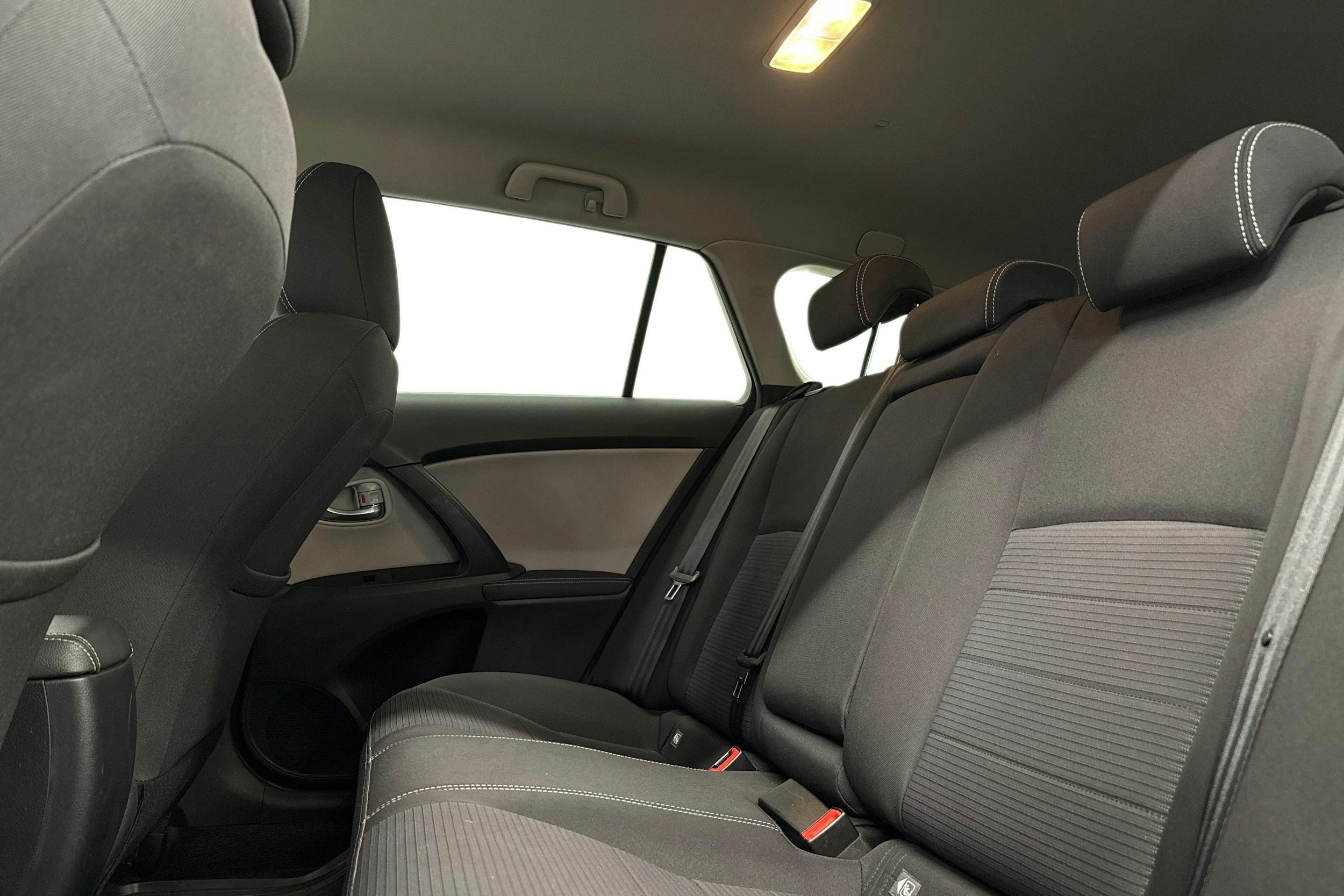 harmaa Toyota Avensis 2018 kuva 8.