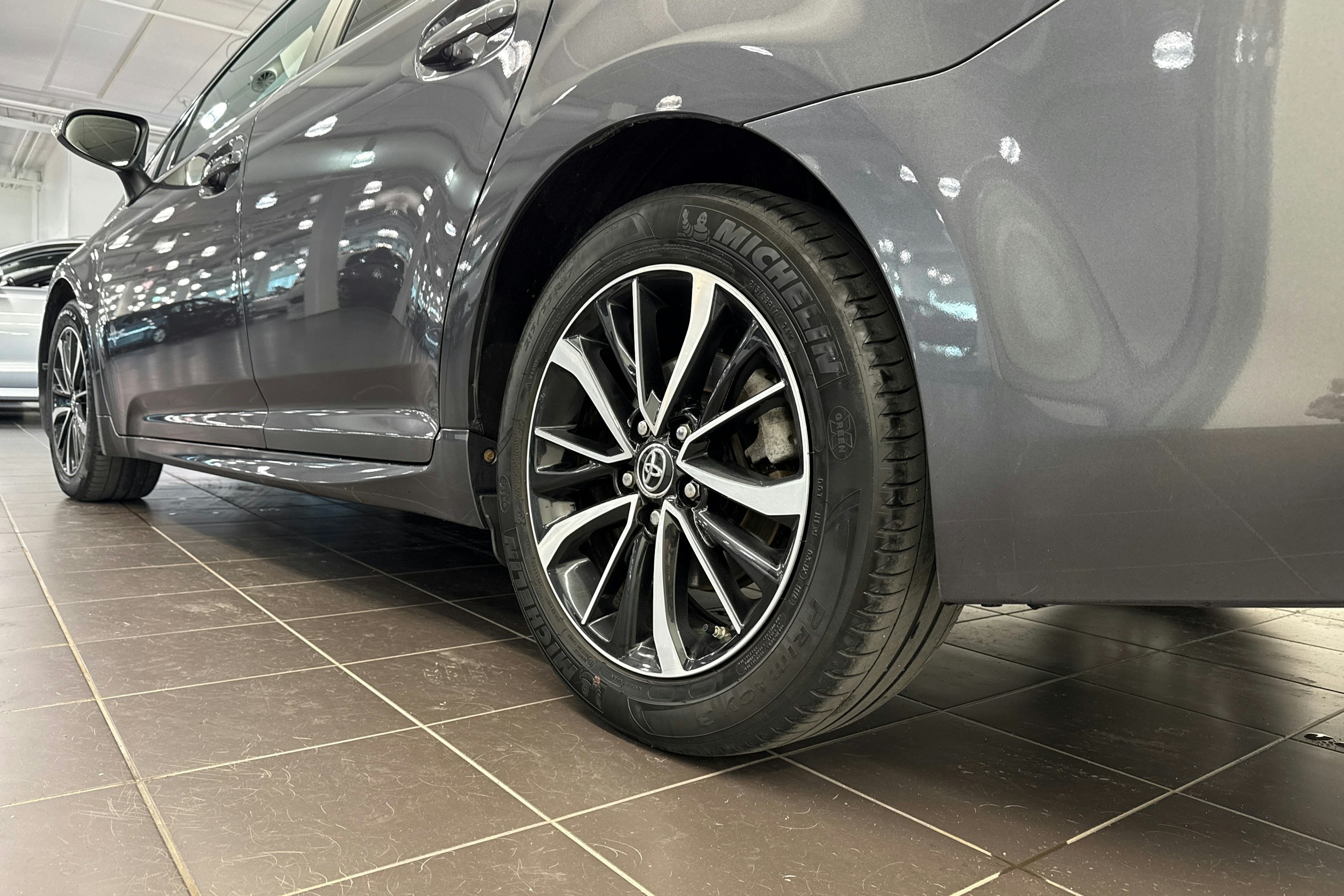 harmaa Toyota Avensis 2018 kuva 10.