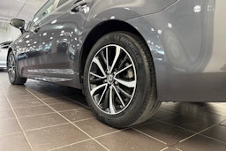 harmaa Toyota Avensis 2018 kuva 10.