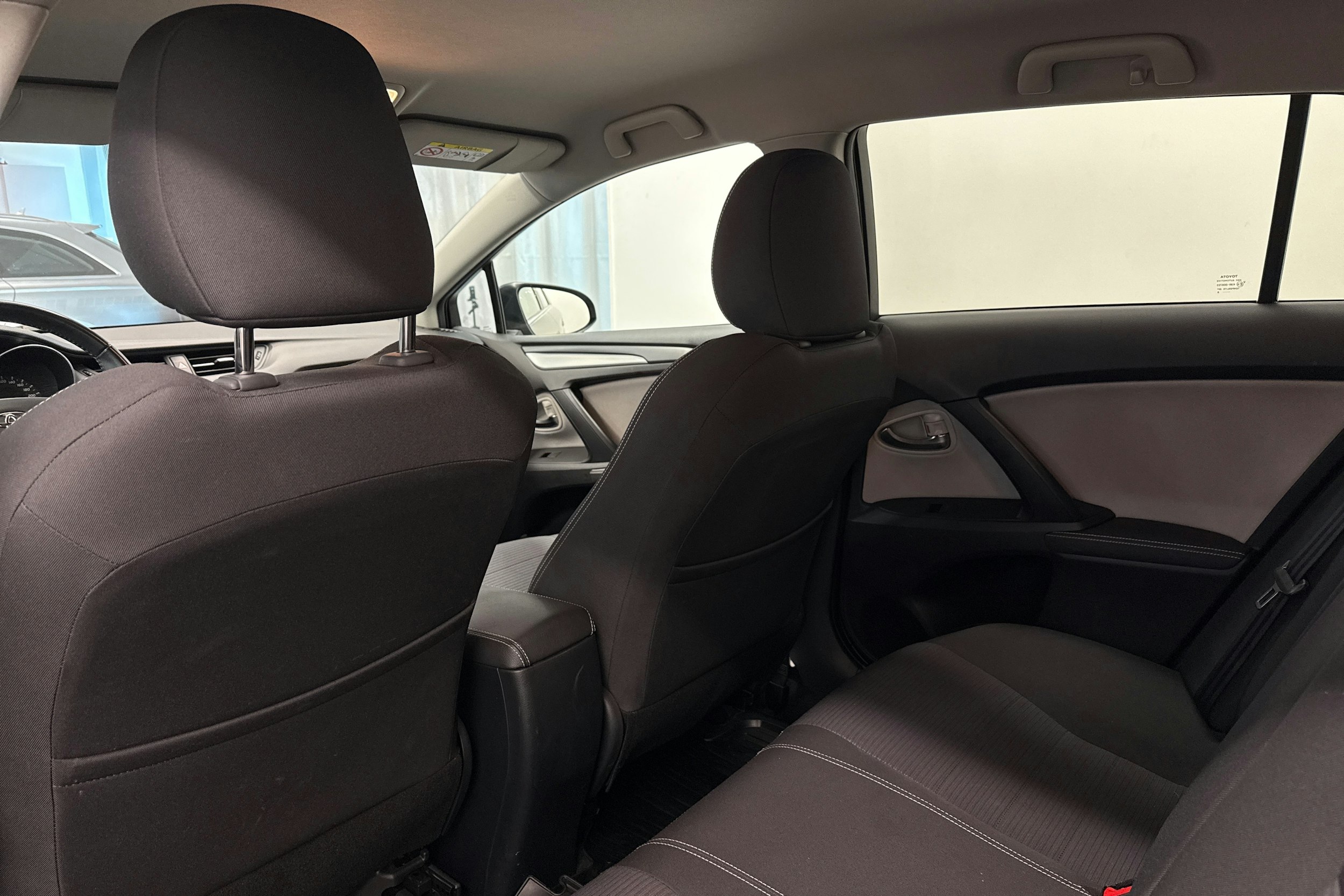 harmaa Toyota Avensis 2018 kuva 11.