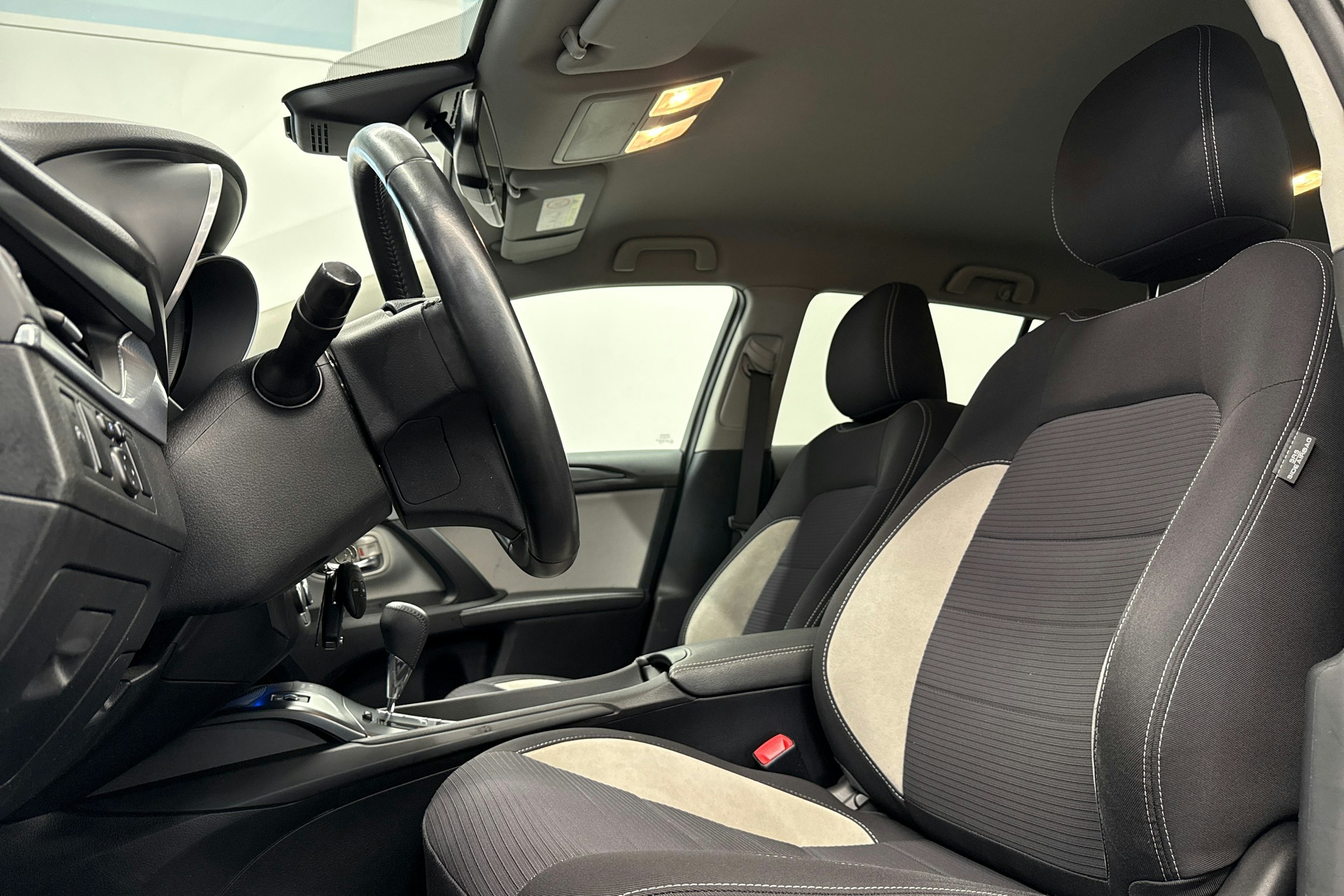 harmaa Toyota Avensis 2018 kuva 12.