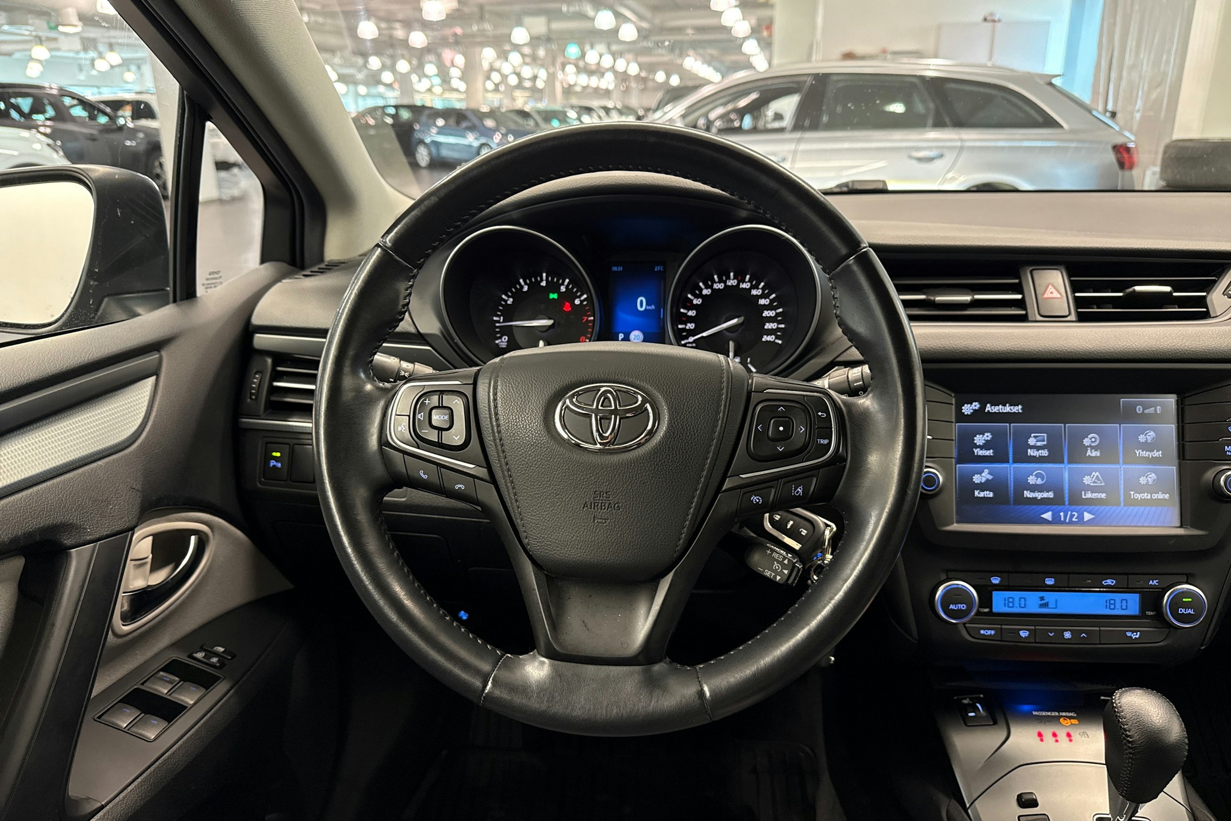 harmaa Toyota Avensis 2018 kuva 13.
