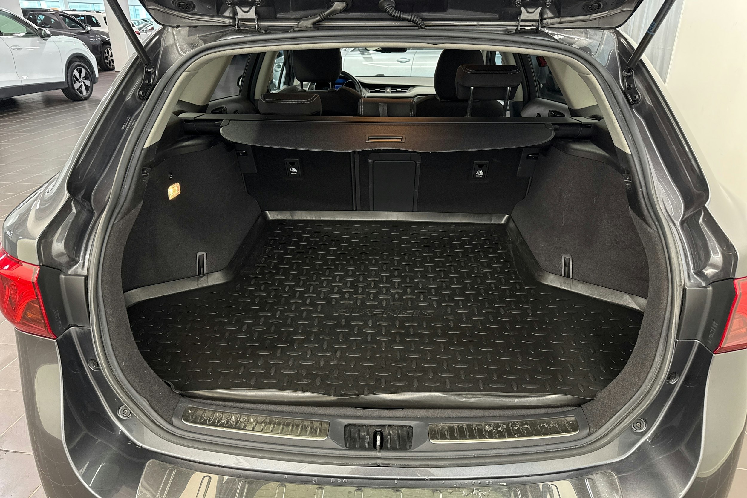 harmaa Toyota Avensis 2018 kuva 31.