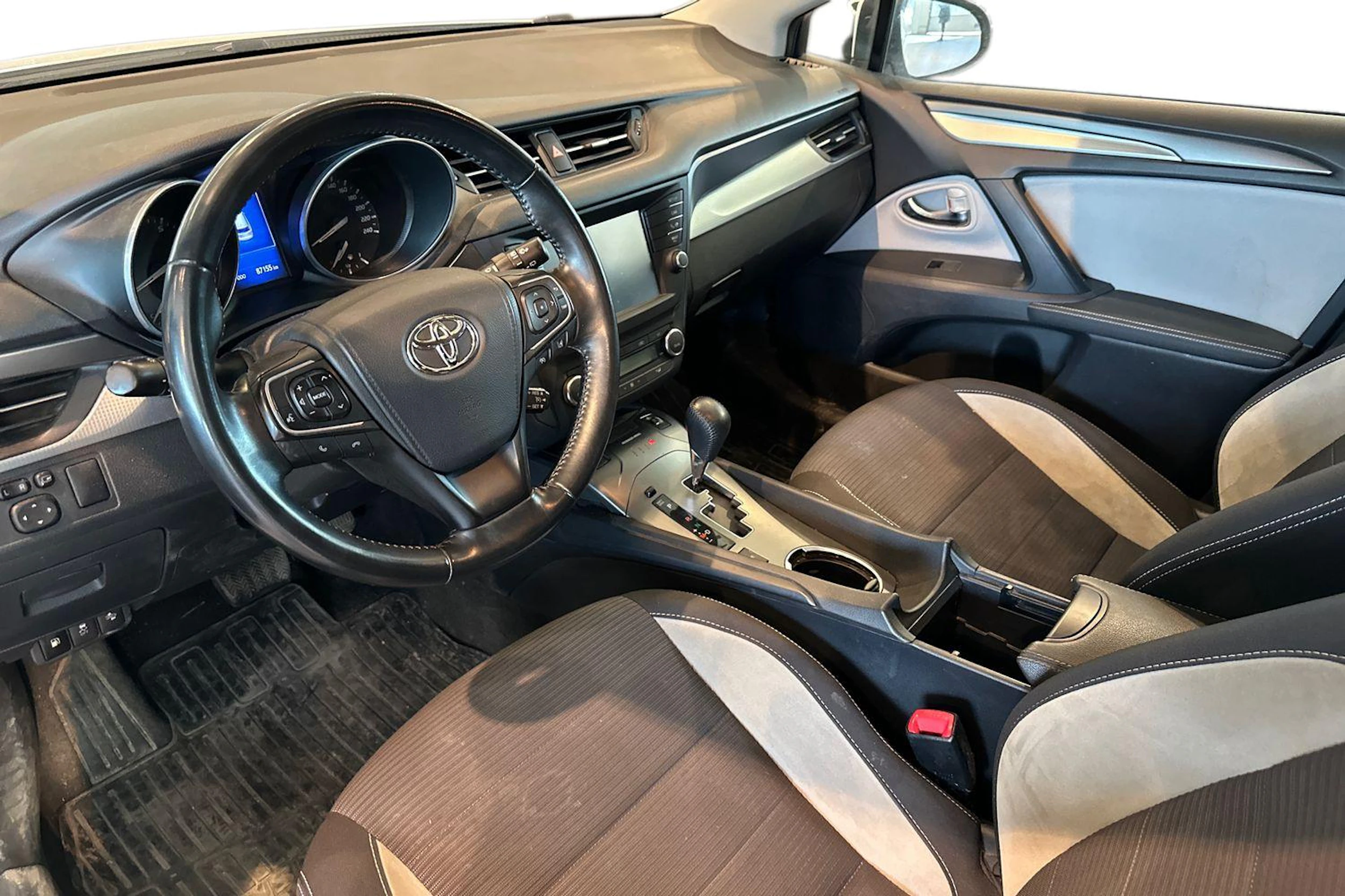 valkoinen Toyota Avensis 2018 kuva 3.