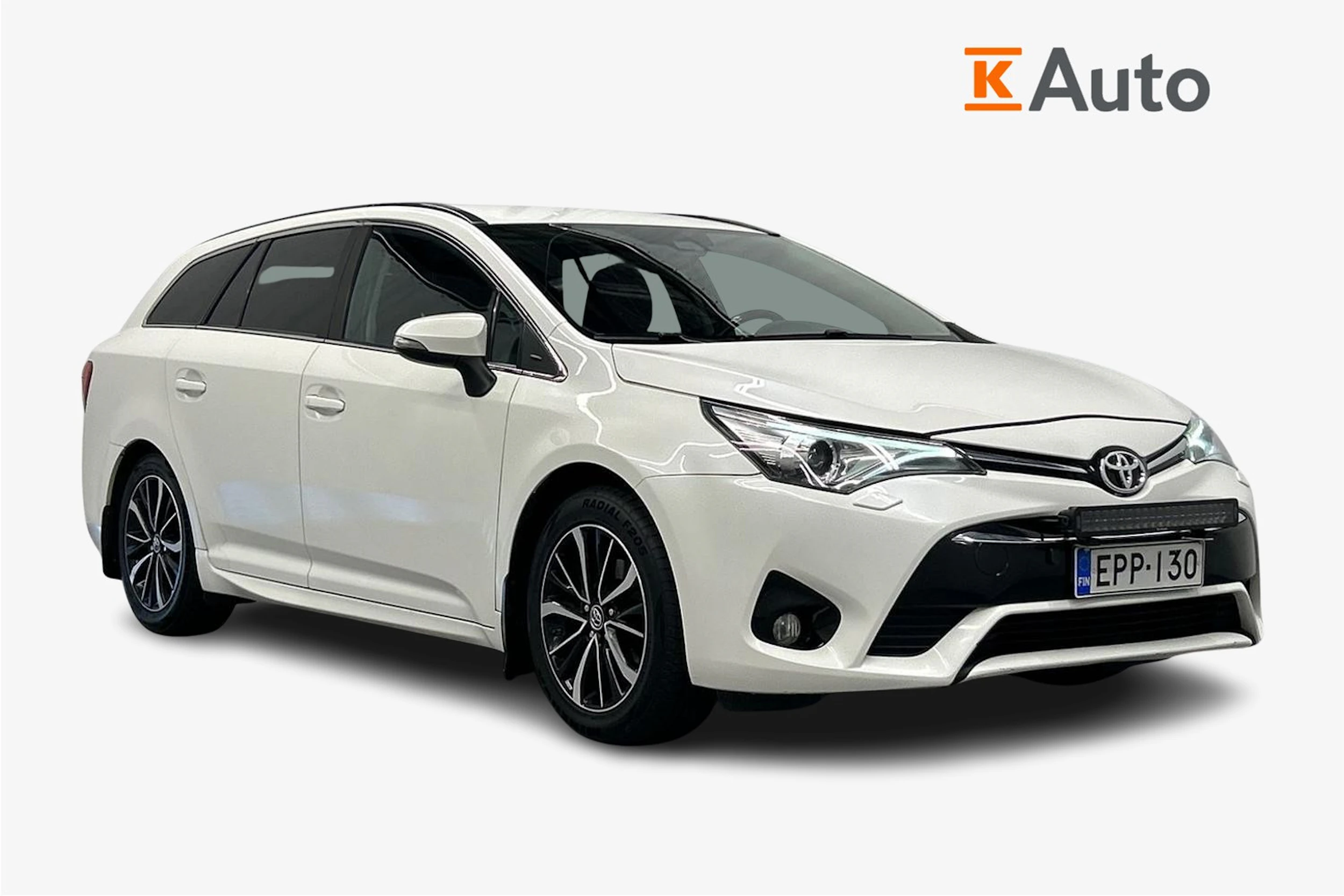 valkoinen Toyota Avensis 2018 kuva 1.