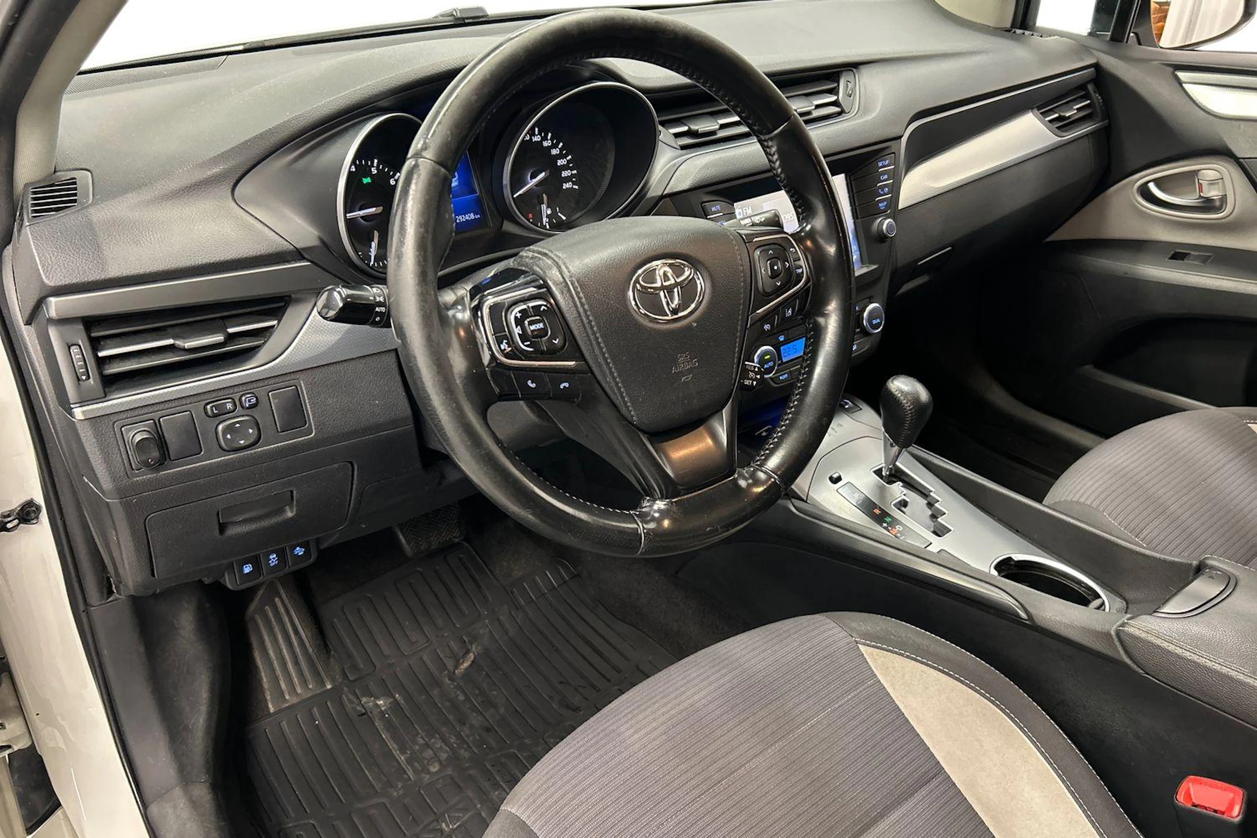 valkoinen Toyota Avensis 2018 kuva 6.