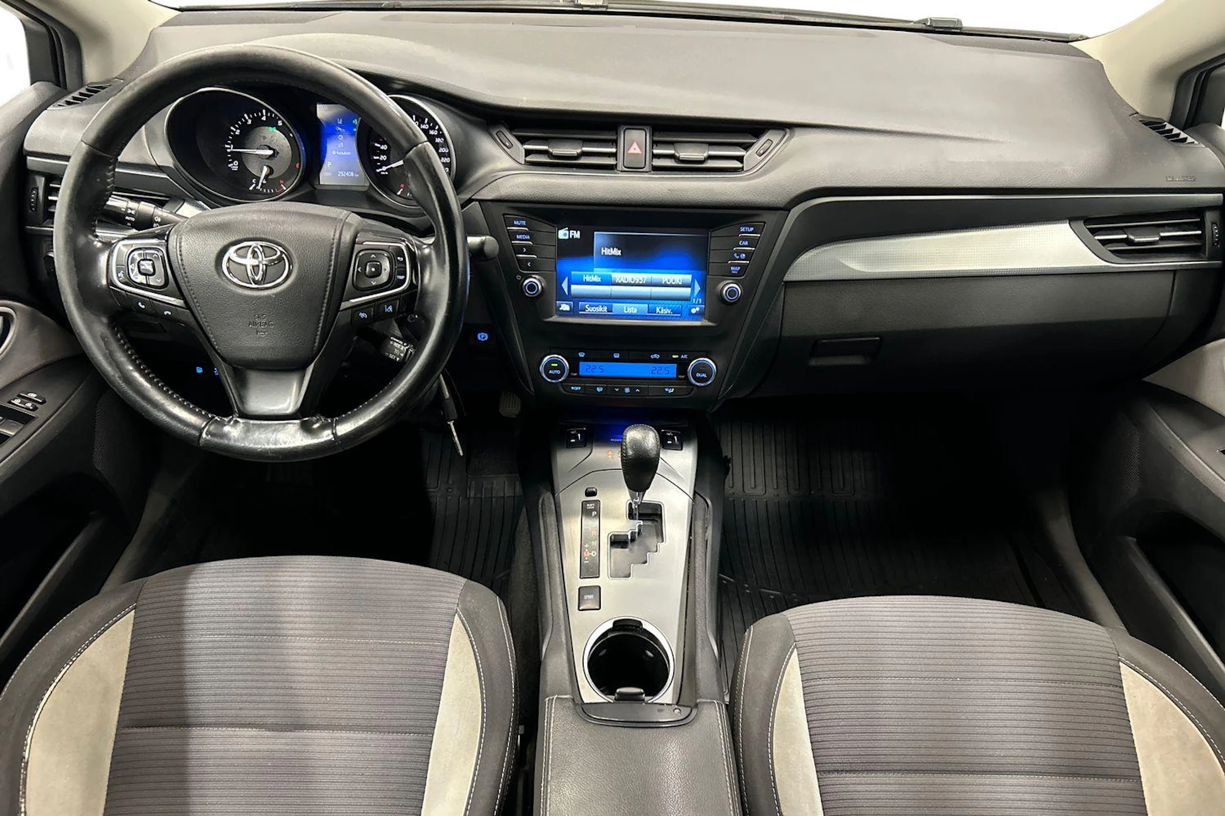 valkoinen Toyota Avensis 2018 kuva 7.