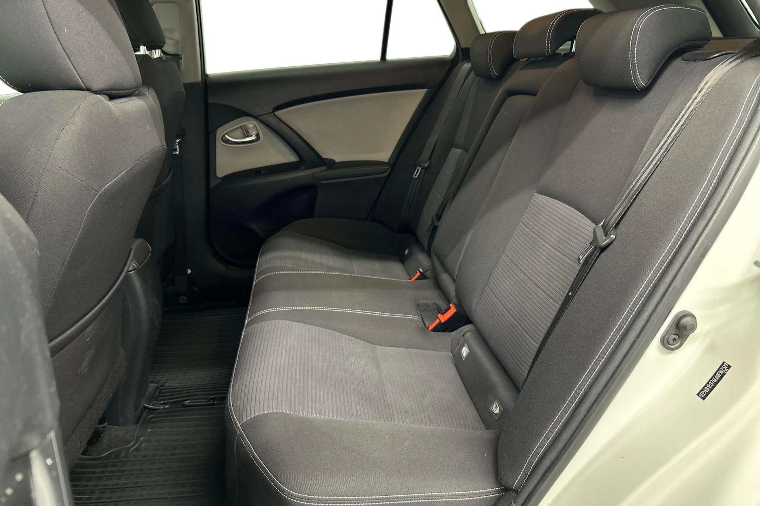 valkoinen Toyota Avensis 2018 kuva 8.