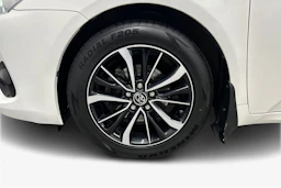 valkoinen Toyota Avensis 2018 kuva 9.