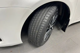 valkoinen Toyota Avensis 2018 kuva 10.