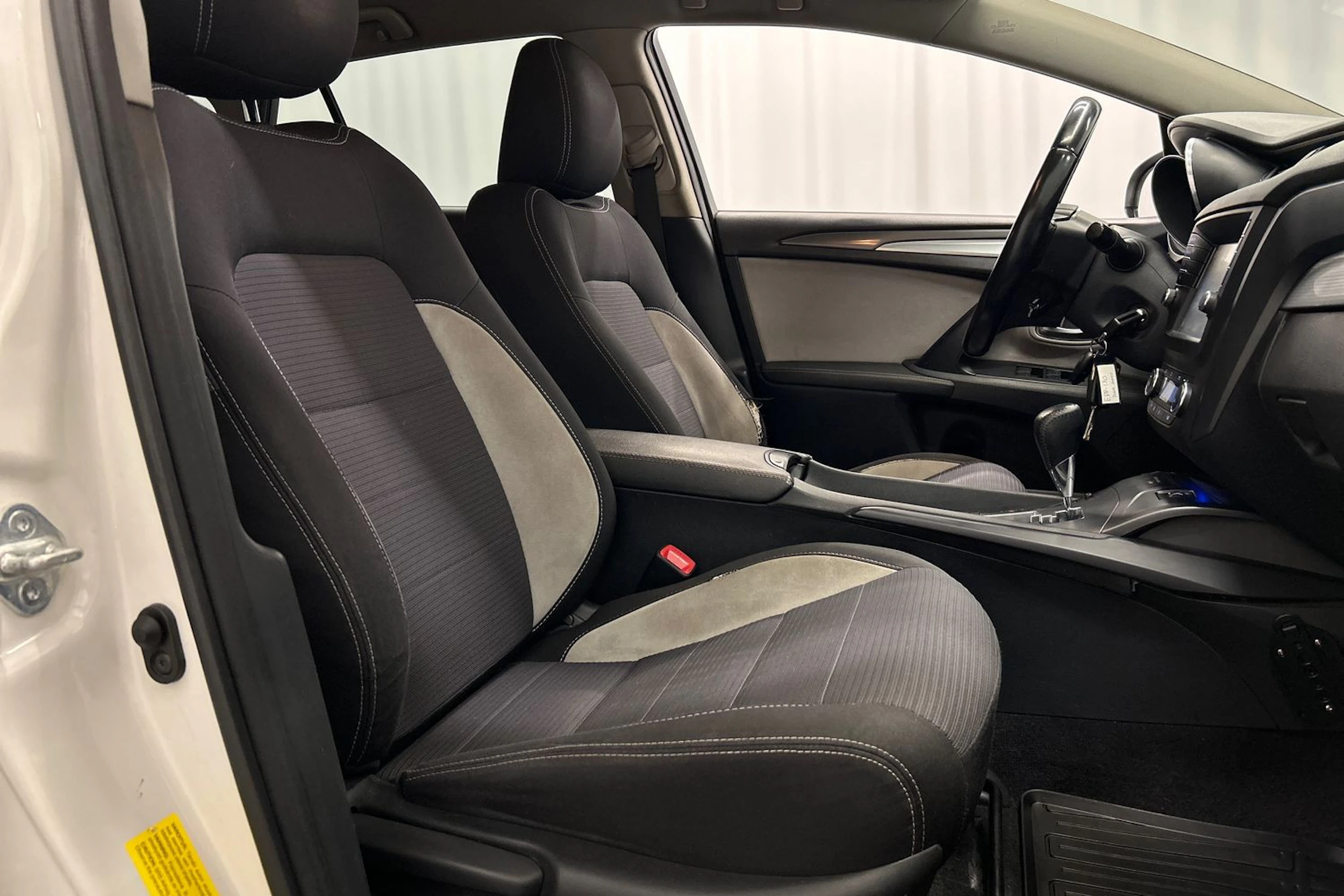 valkoinen Toyota Avensis 2018 kuva 11.
