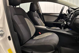 valkoinen Toyota Avensis 2018 kuva 11.