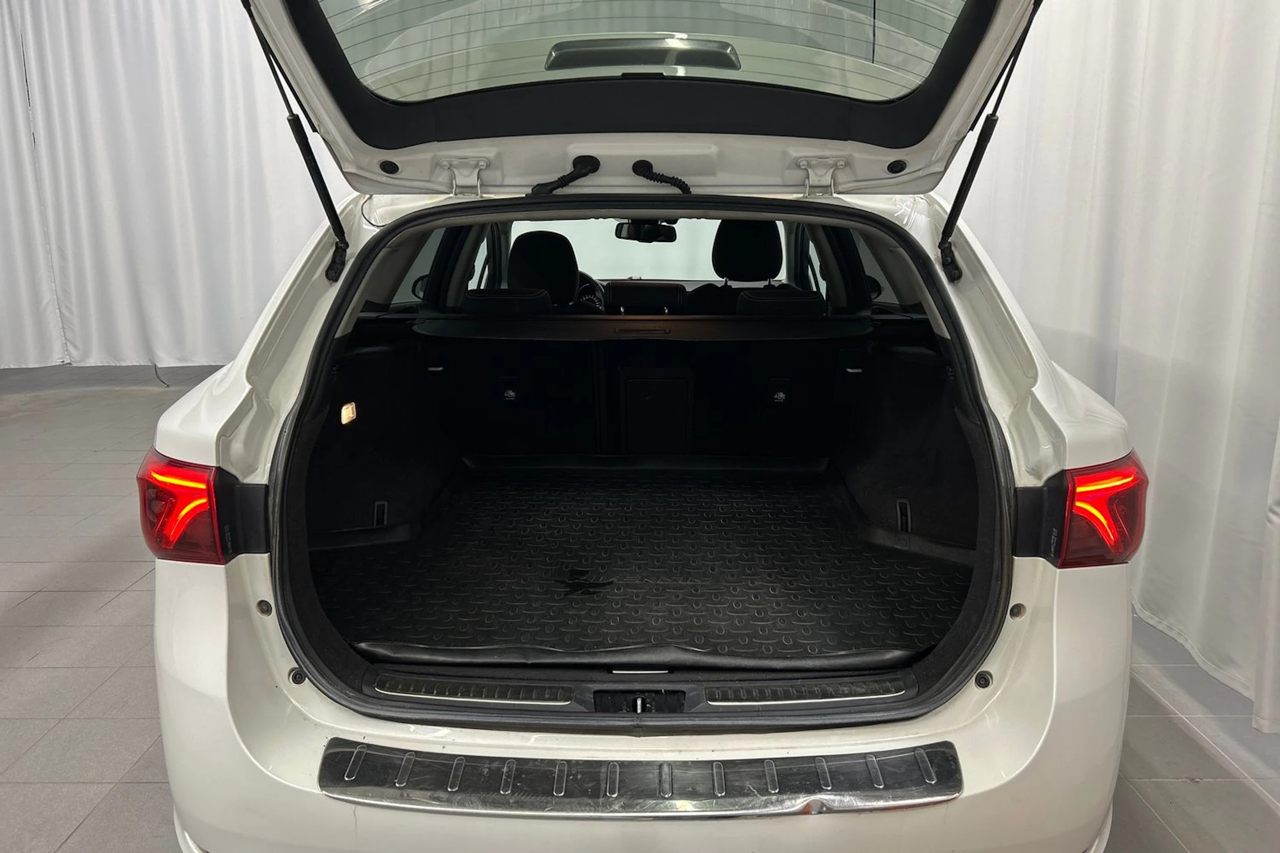 valkoinen Toyota Avensis 2018 kuva 12.