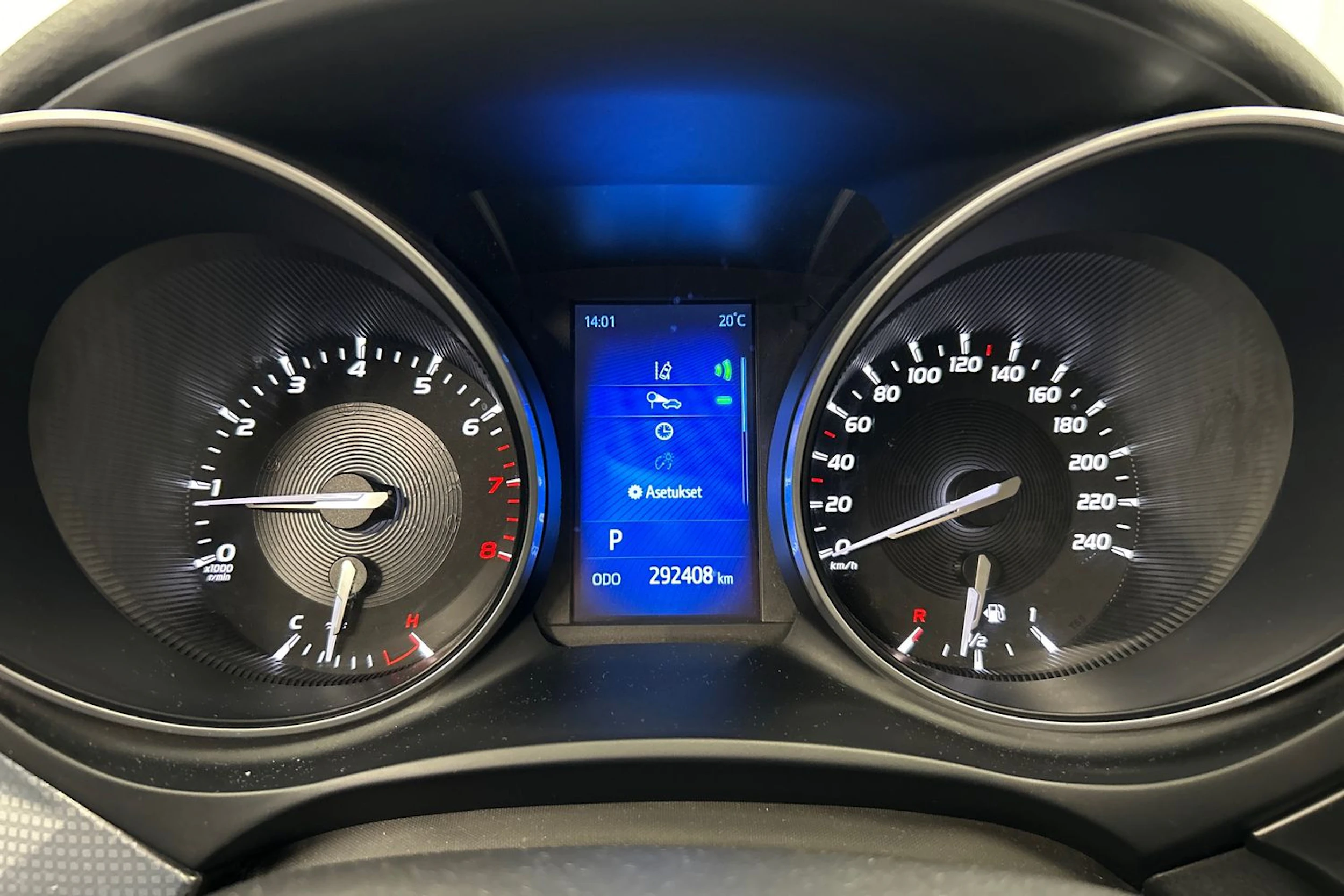 valkoinen Toyota Avensis 2018 kuva 15.