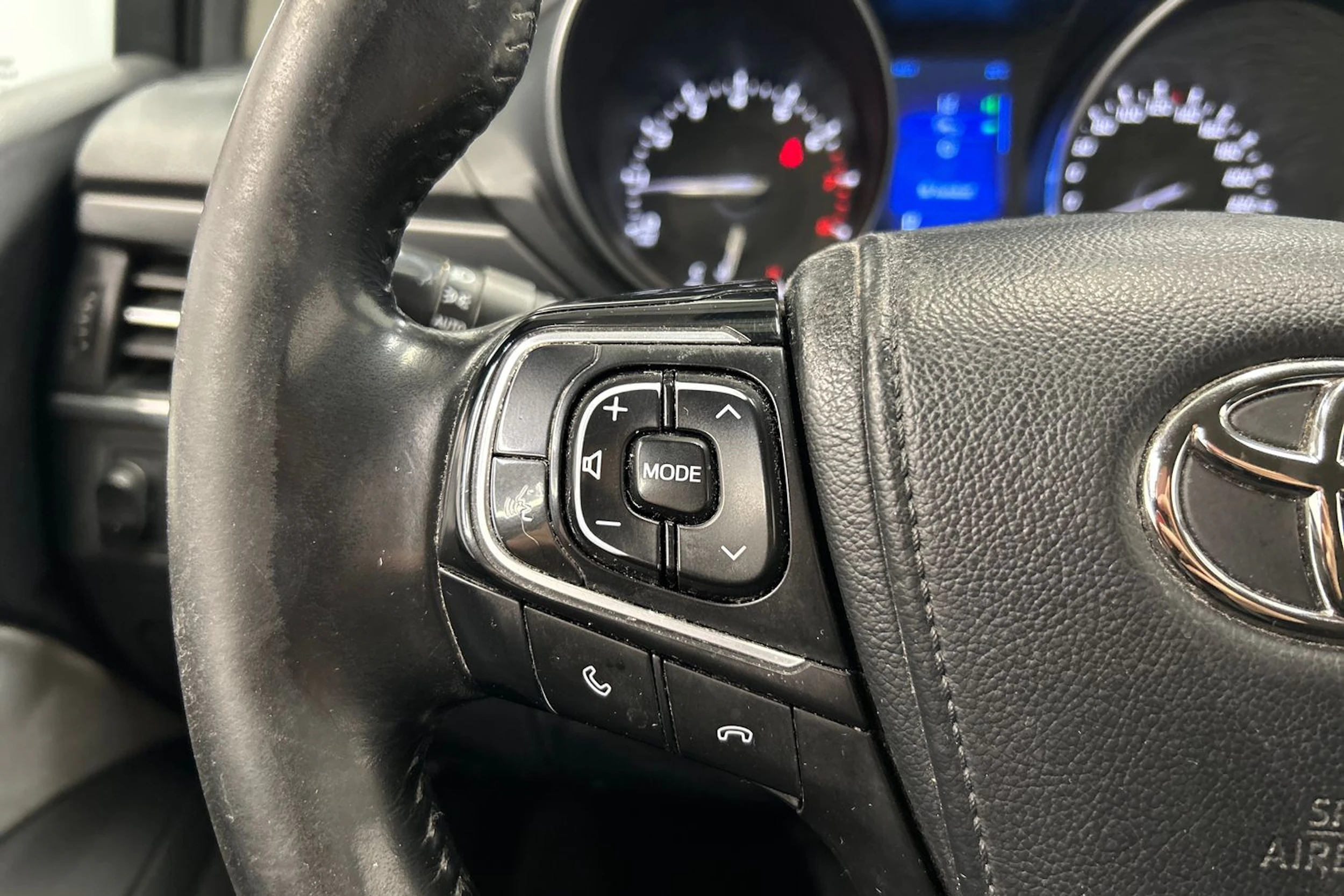 valkoinen Toyota Avensis 2018 kuva 16.