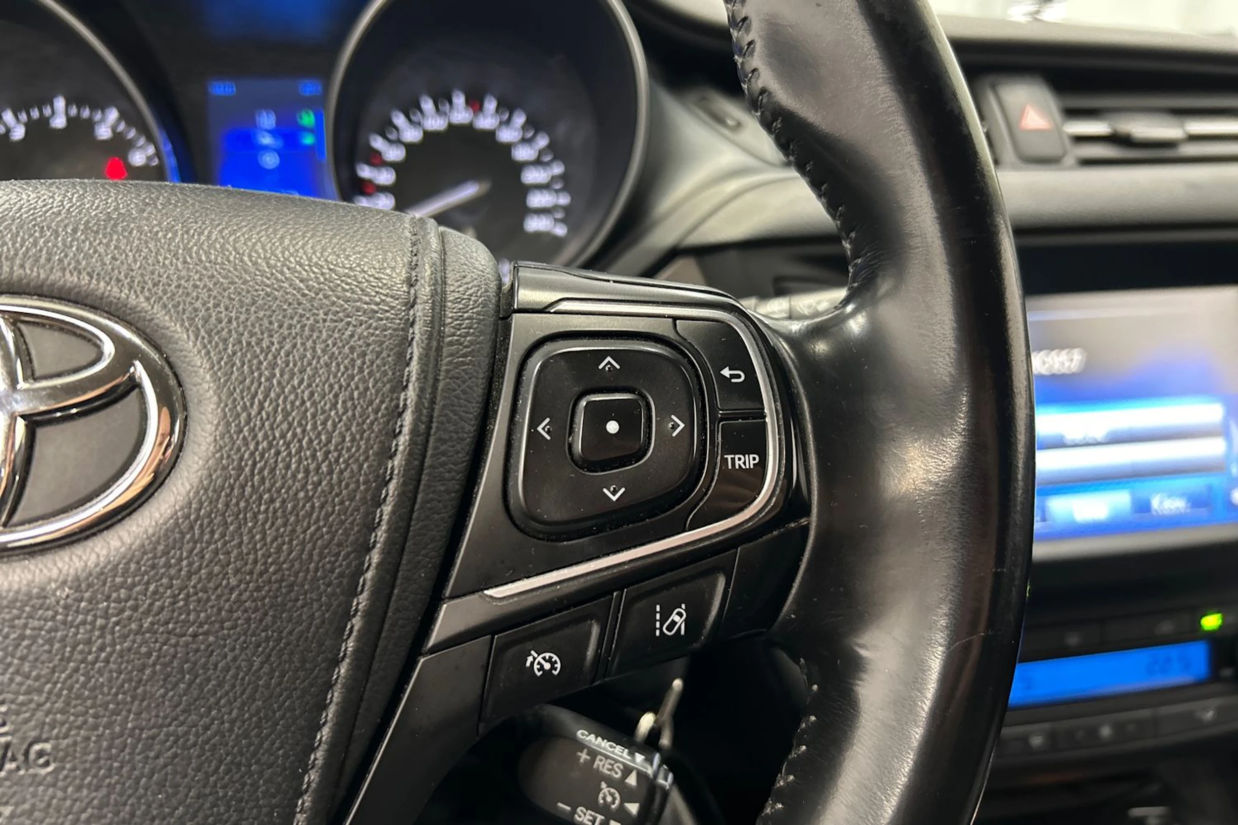 valkoinen Toyota Avensis 2018 kuva 17.