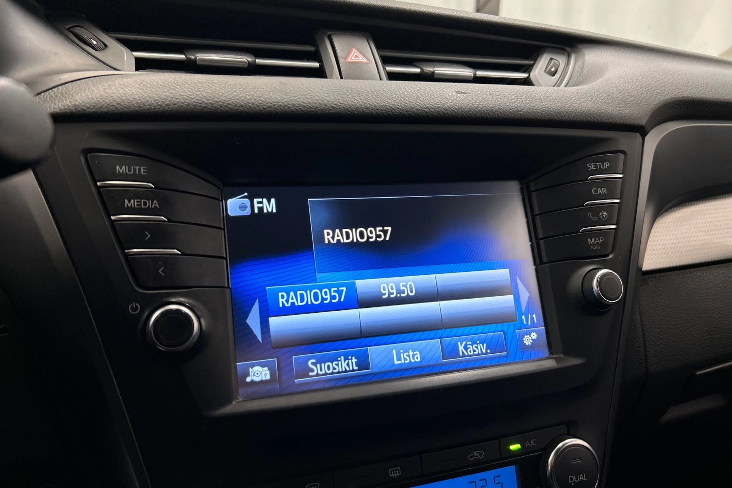 valkoinen Toyota Avensis 2018 kuva 18.