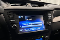 valkoinen Toyota Avensis 2018 kuva 18.