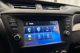 valkoinen Toyota Avensis 2018 kuva 19.
