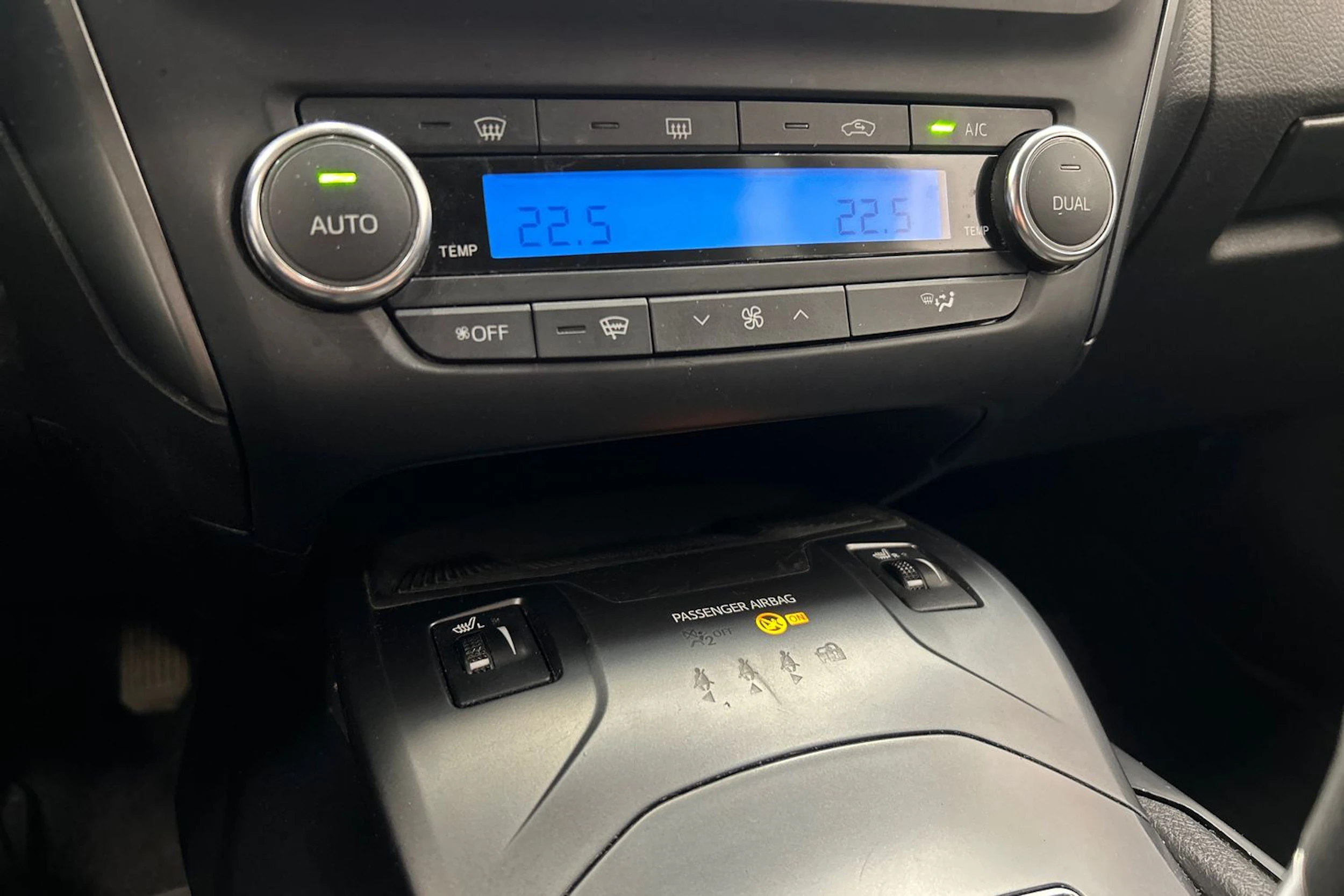 valkoinen Toyota Avensis 2018 kuva 23.