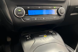 valkoinen Toyota Avensis 2018 kuva 23.