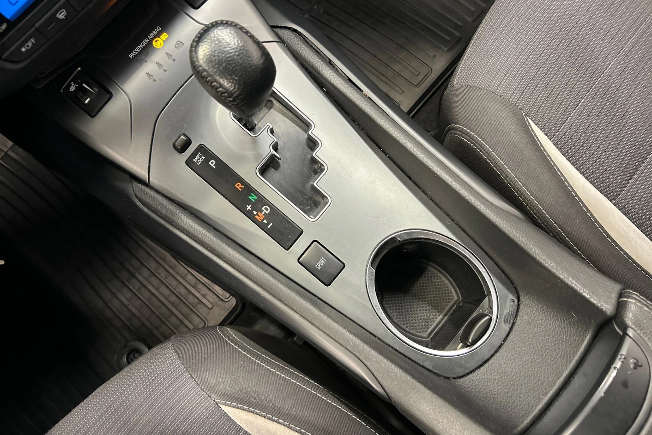 valkoinen Toyota Avensis 2018 kuva 24.