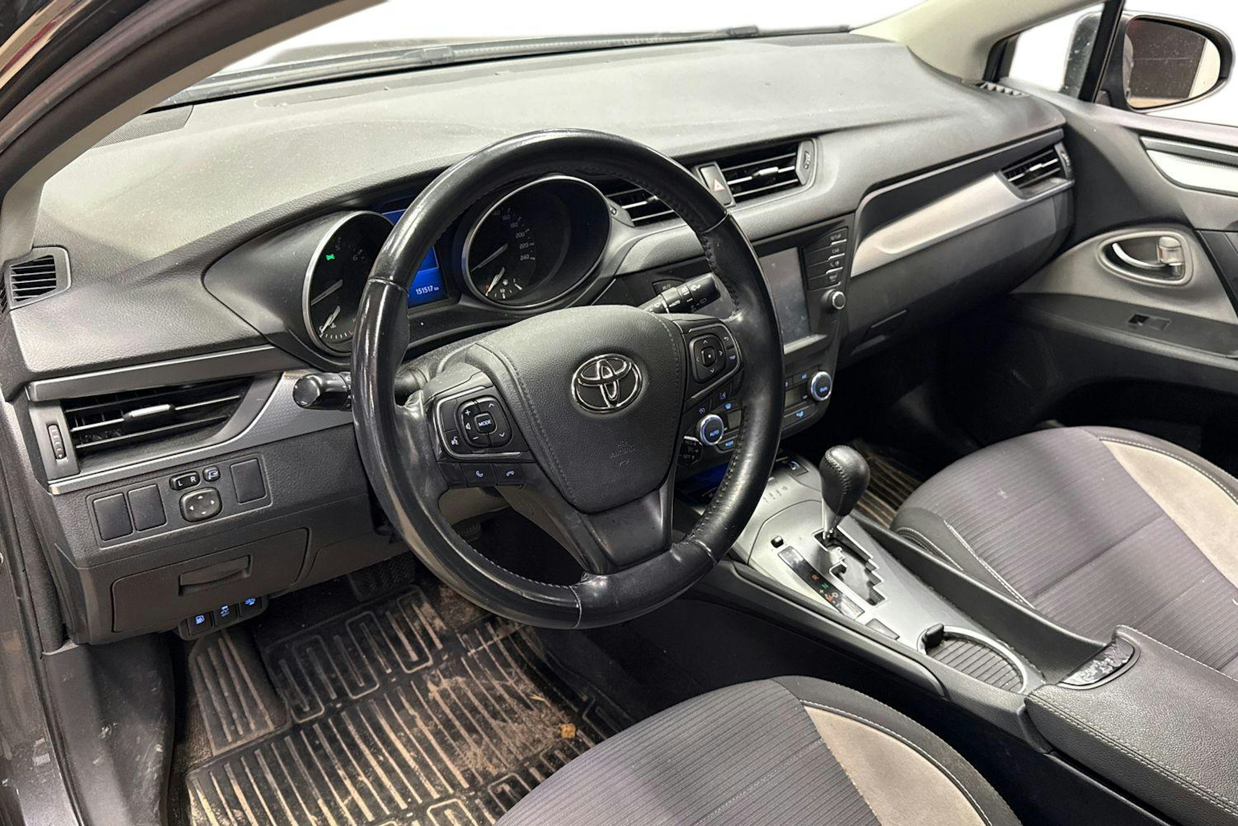 harmaa Toyota Avensis 2018 kuva 3.