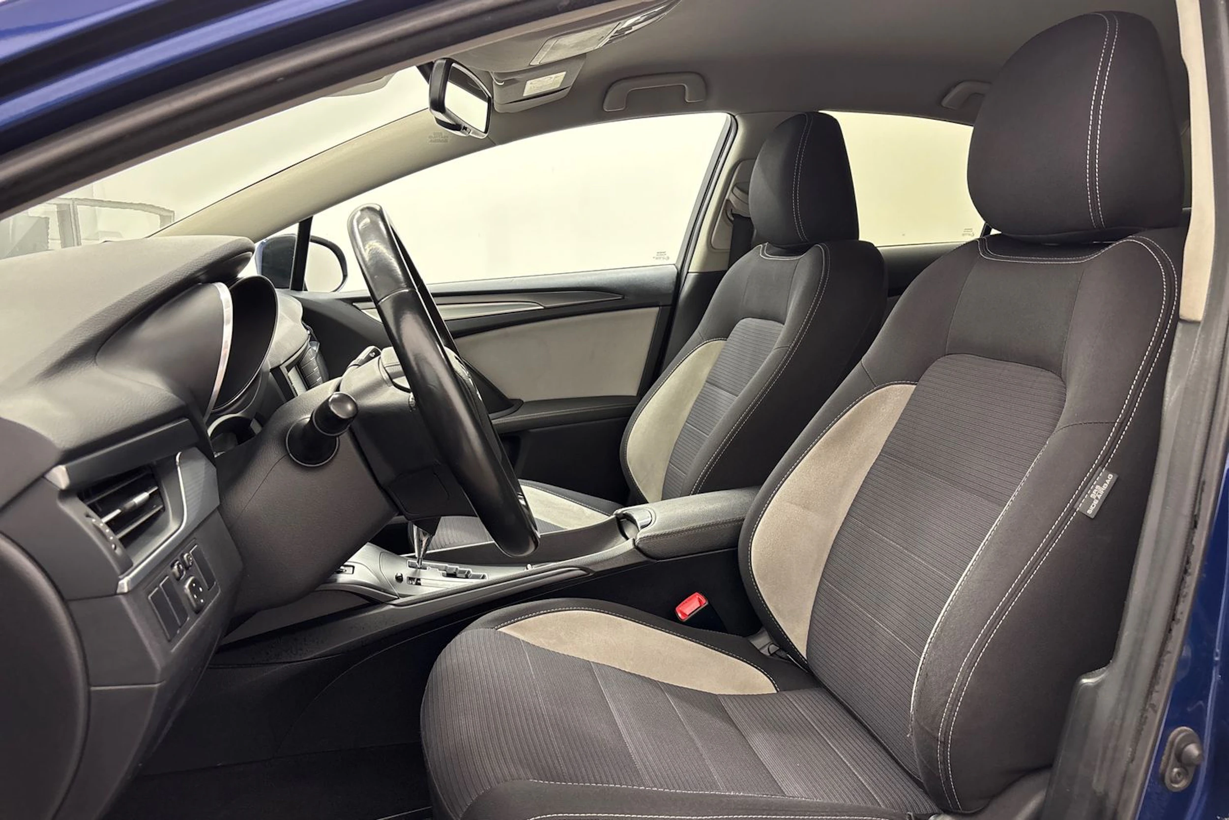 sininen Toyota Avensis 2018 kuva 11.