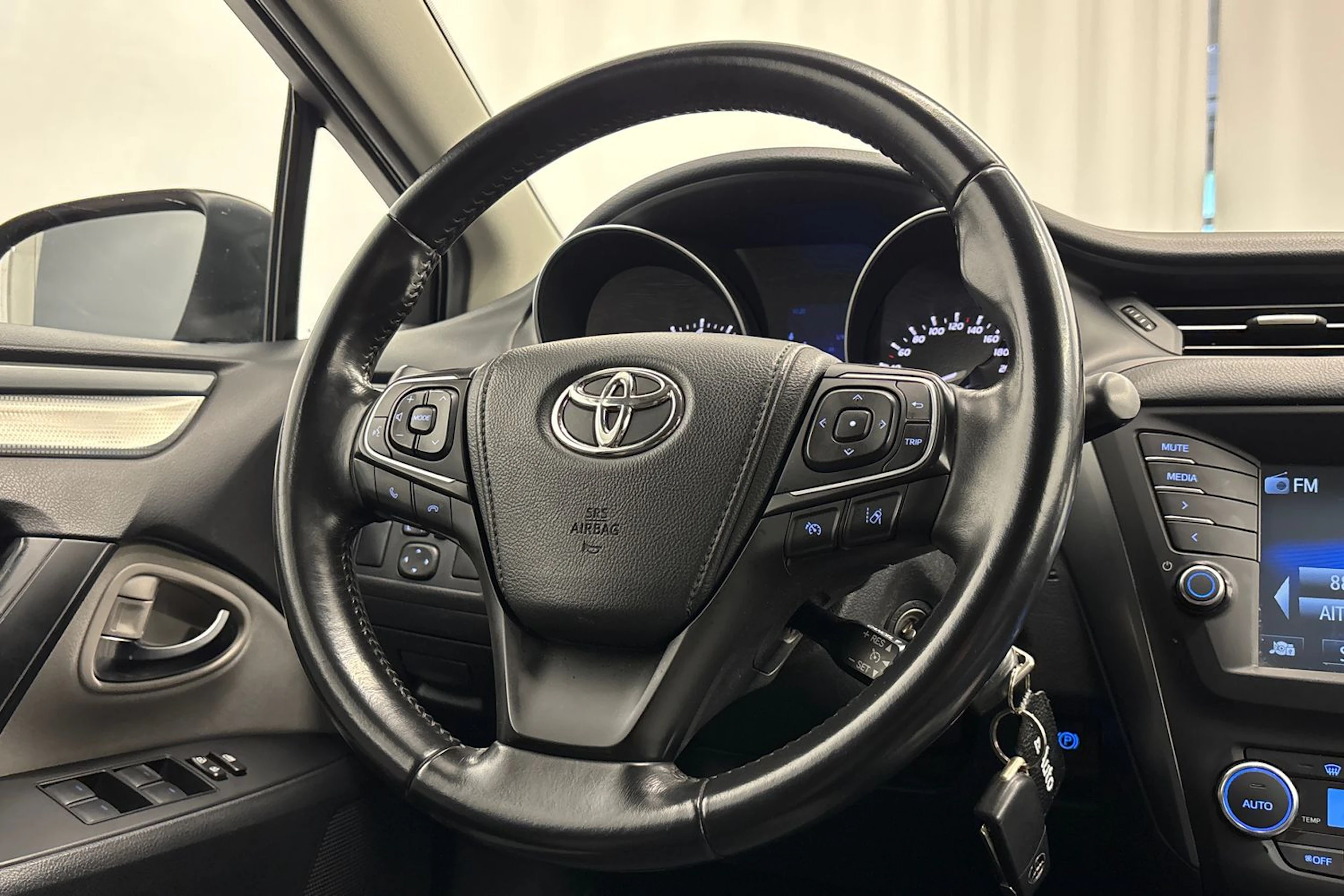 sininen Toyota Avensis 2018 kuva 12.