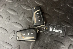 sininen Toyota Avensis 2018 kuva 22.