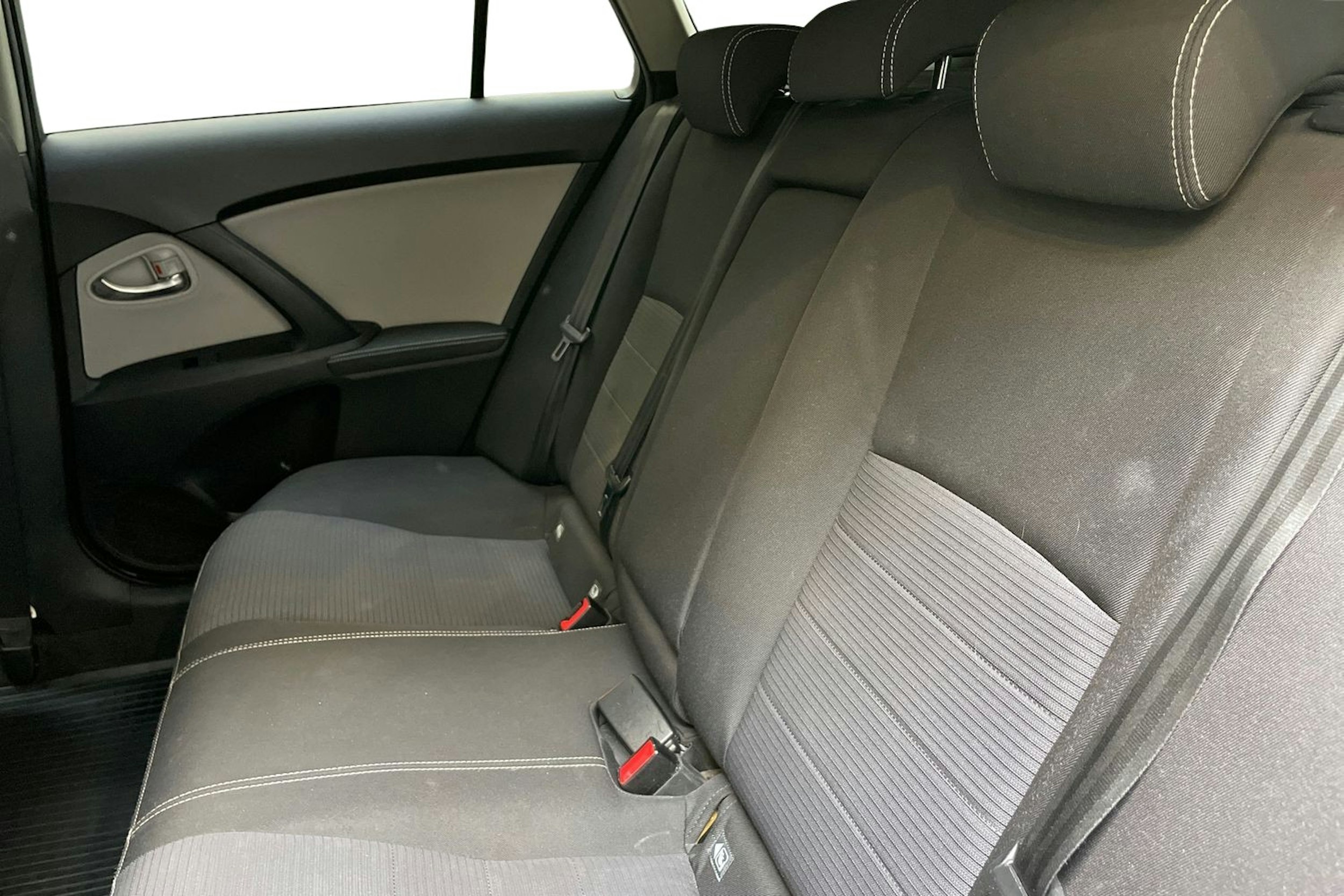 harmaa Toyota Avensis 2018 kuva 10.