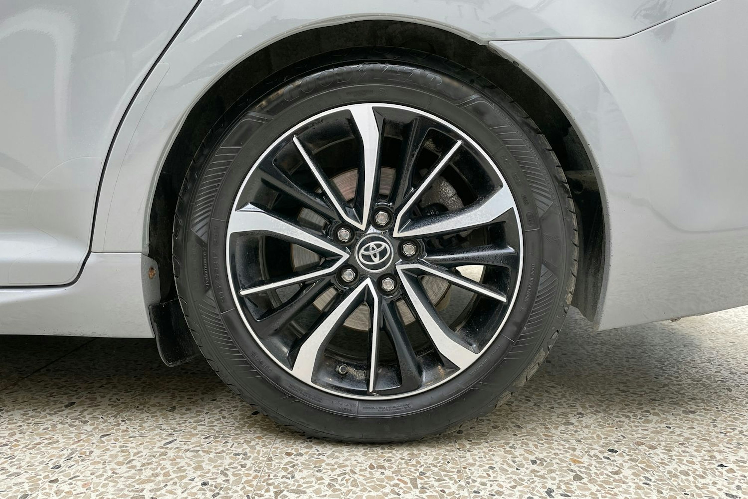 harmaa Toyota Avensis 2018 kuva 13.