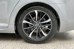 harmaa Toyota Avensis 2018 kuva 13.
