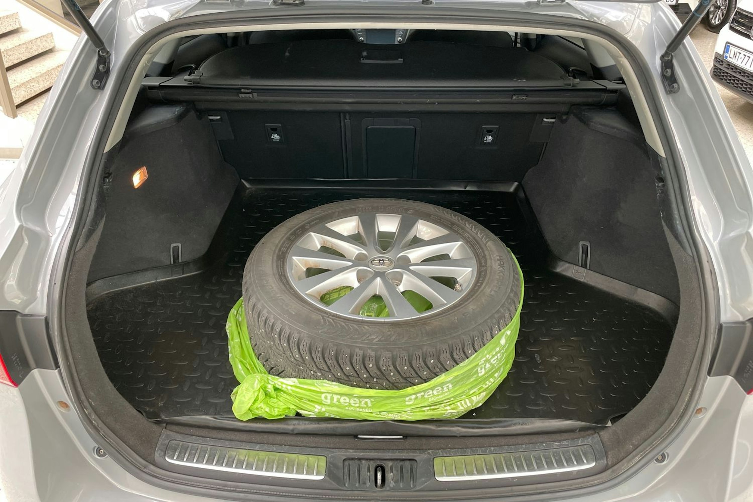 harmaa Toyota Avensis 2018 kuva 15.