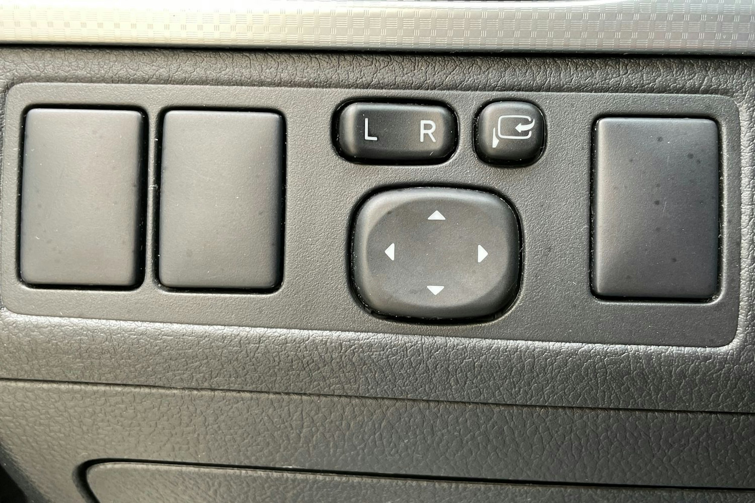 harmaa Toyota Avensis 2018 kuva 18.