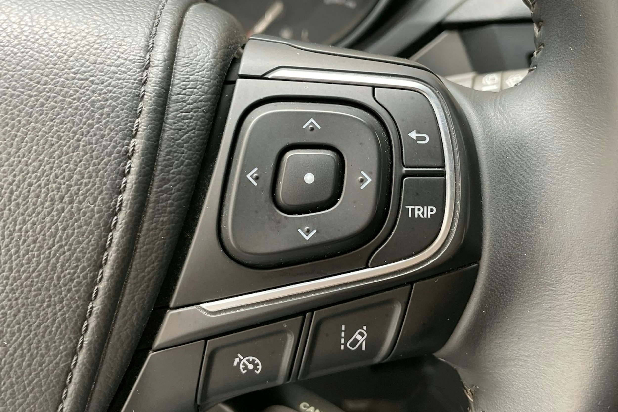 harmaa Toyota Avensis 2018 kuva 21.