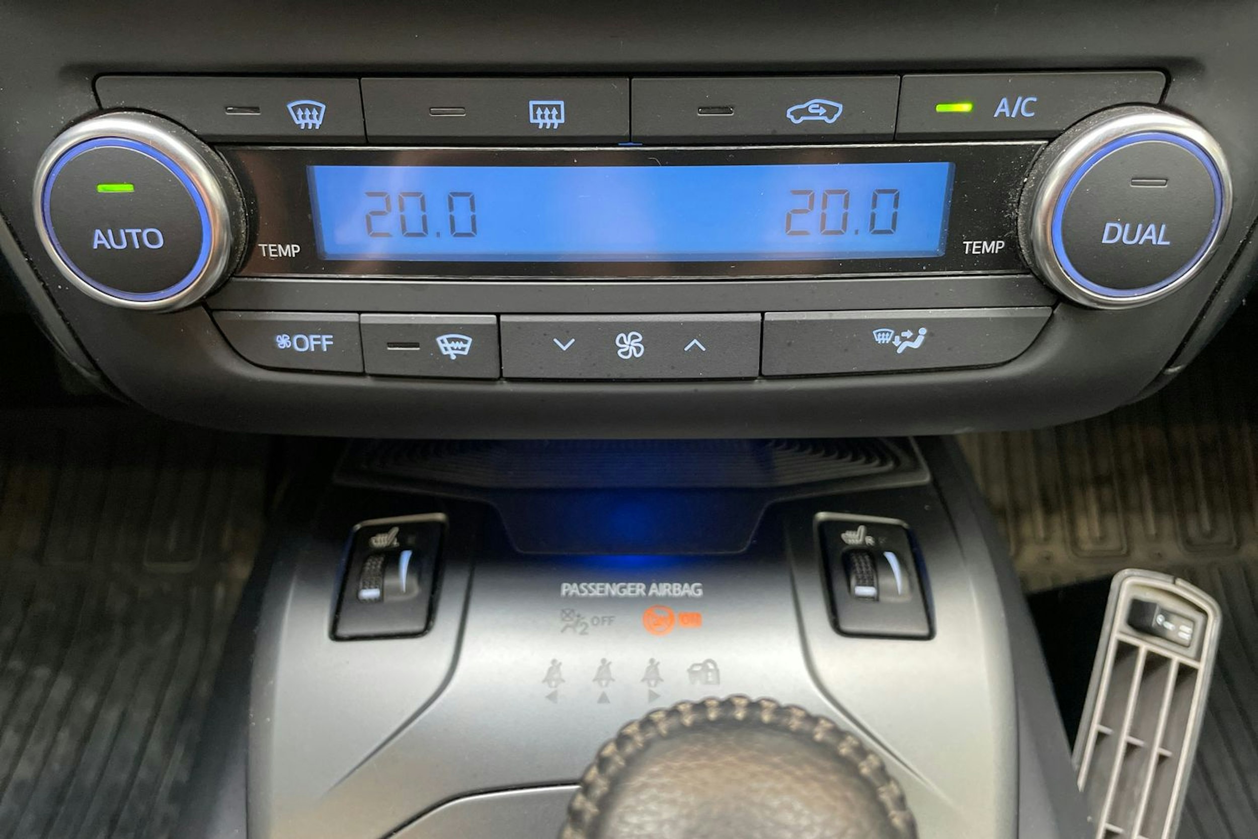 harmaa Toyota Avensis 2018 kuva 28.
