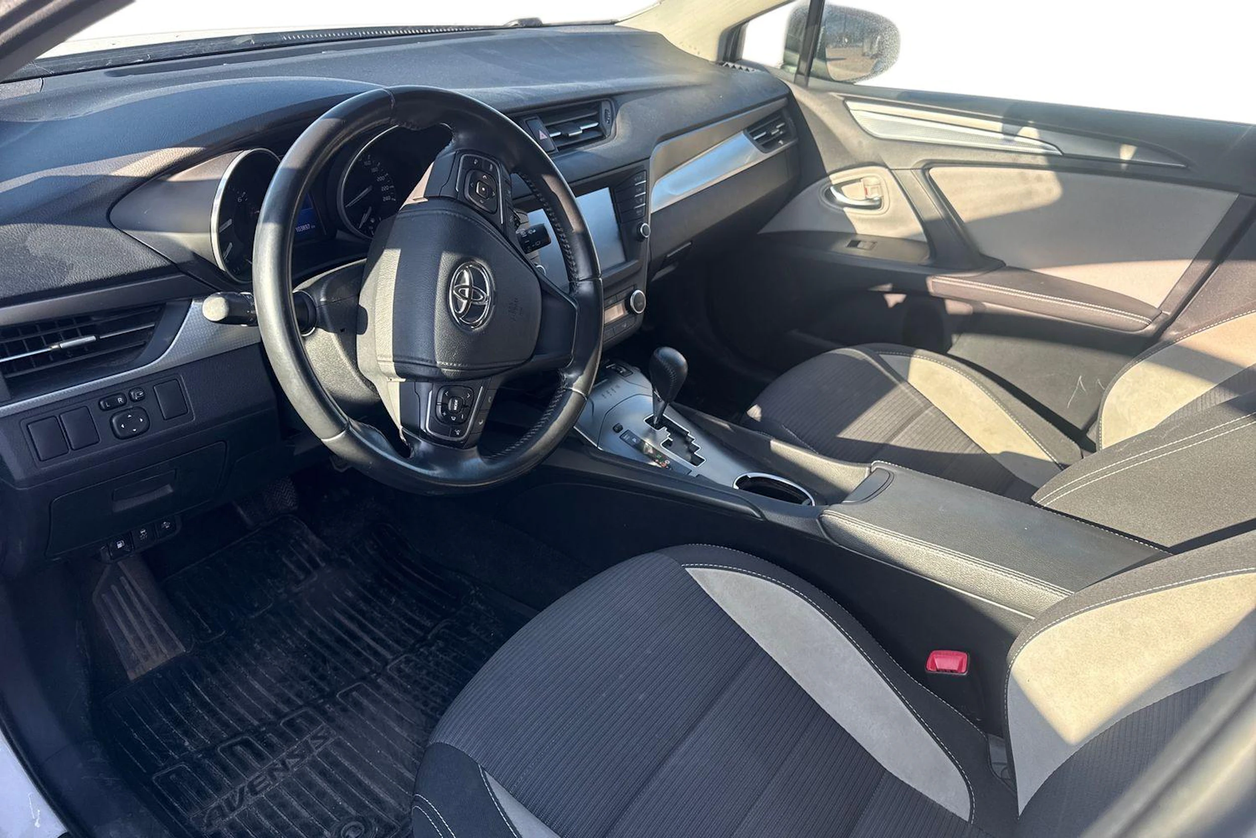 valkoinen Toyota Avensis 2018 kuva 3.