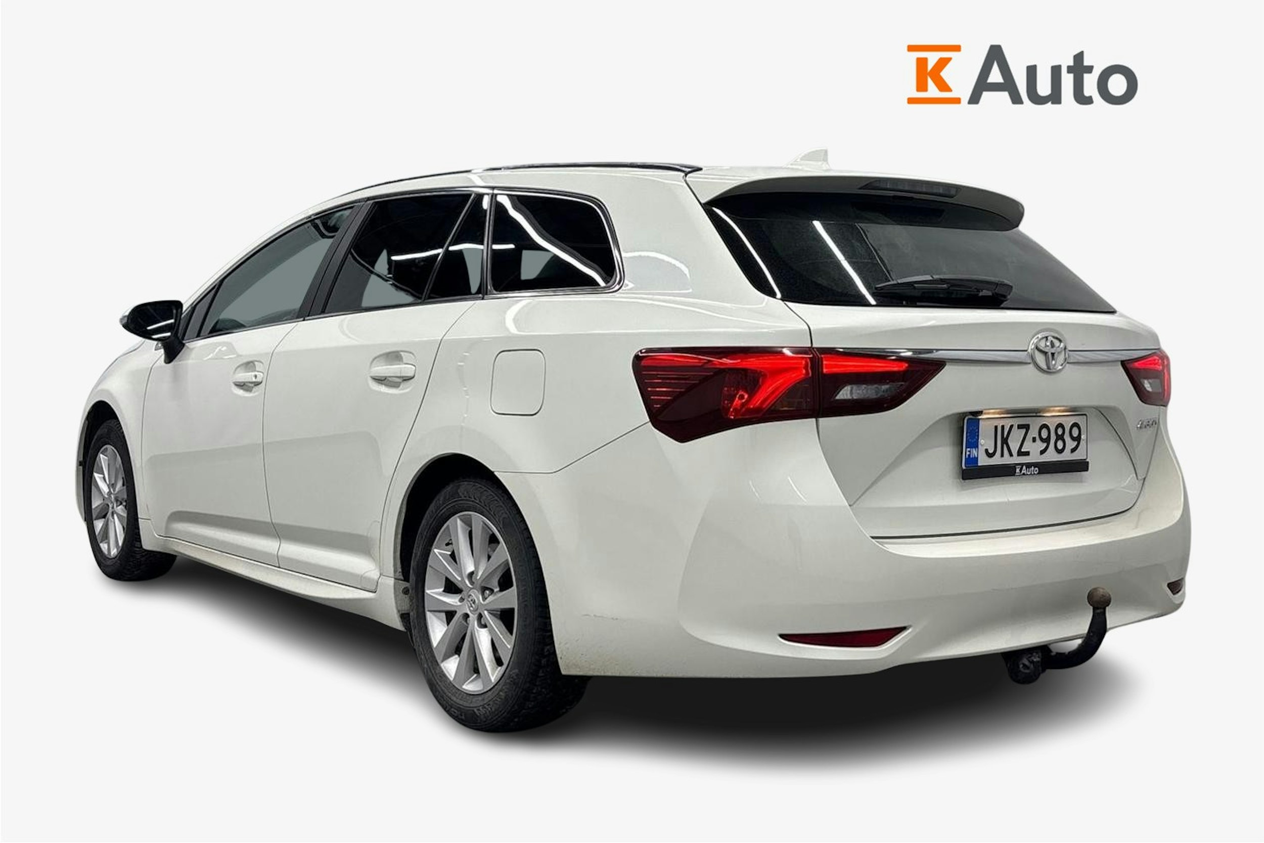 valkoinen Toyota Avensis 2018 kuva 2.