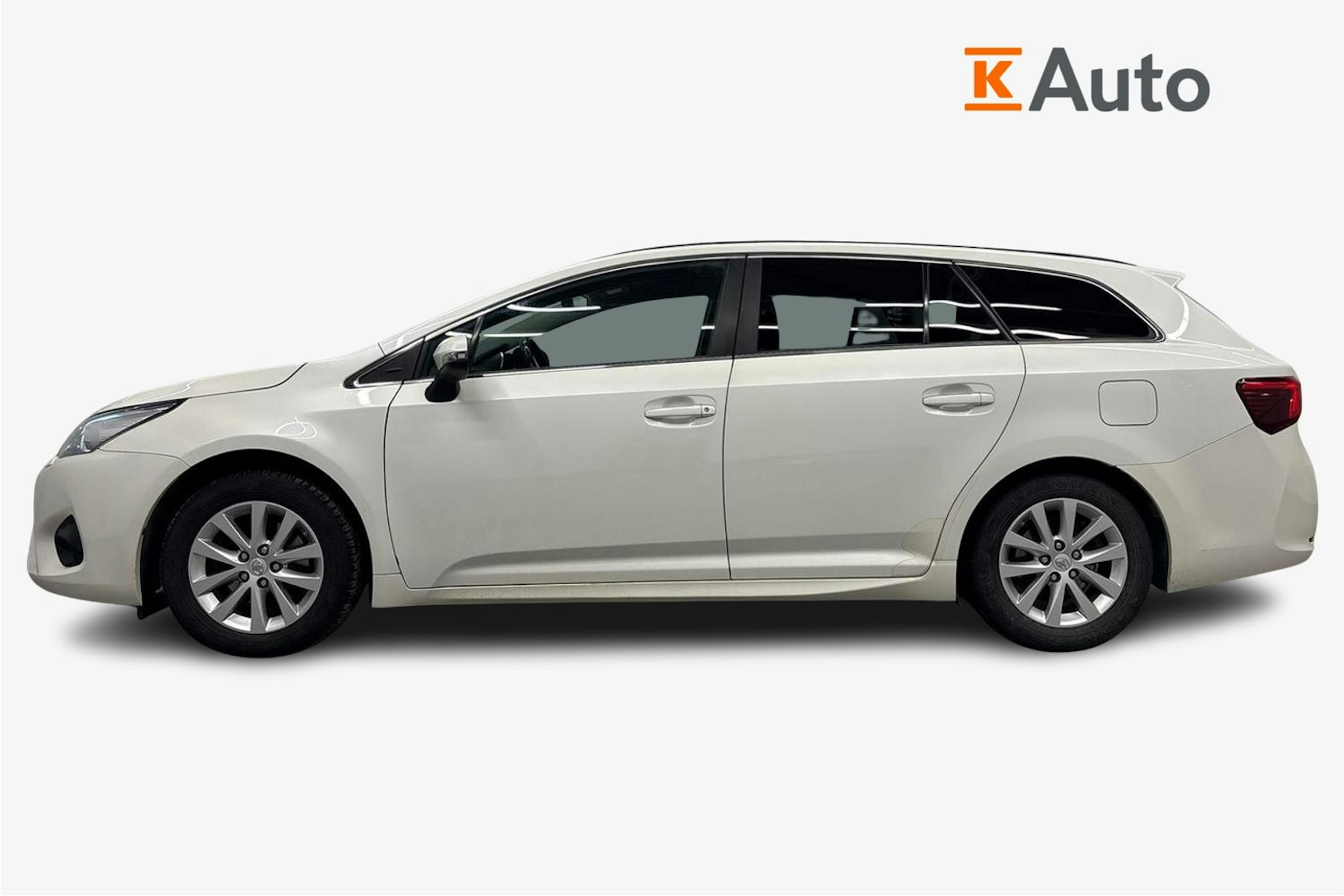 valkoinen Toyota Avensis 2018 kuva 6.