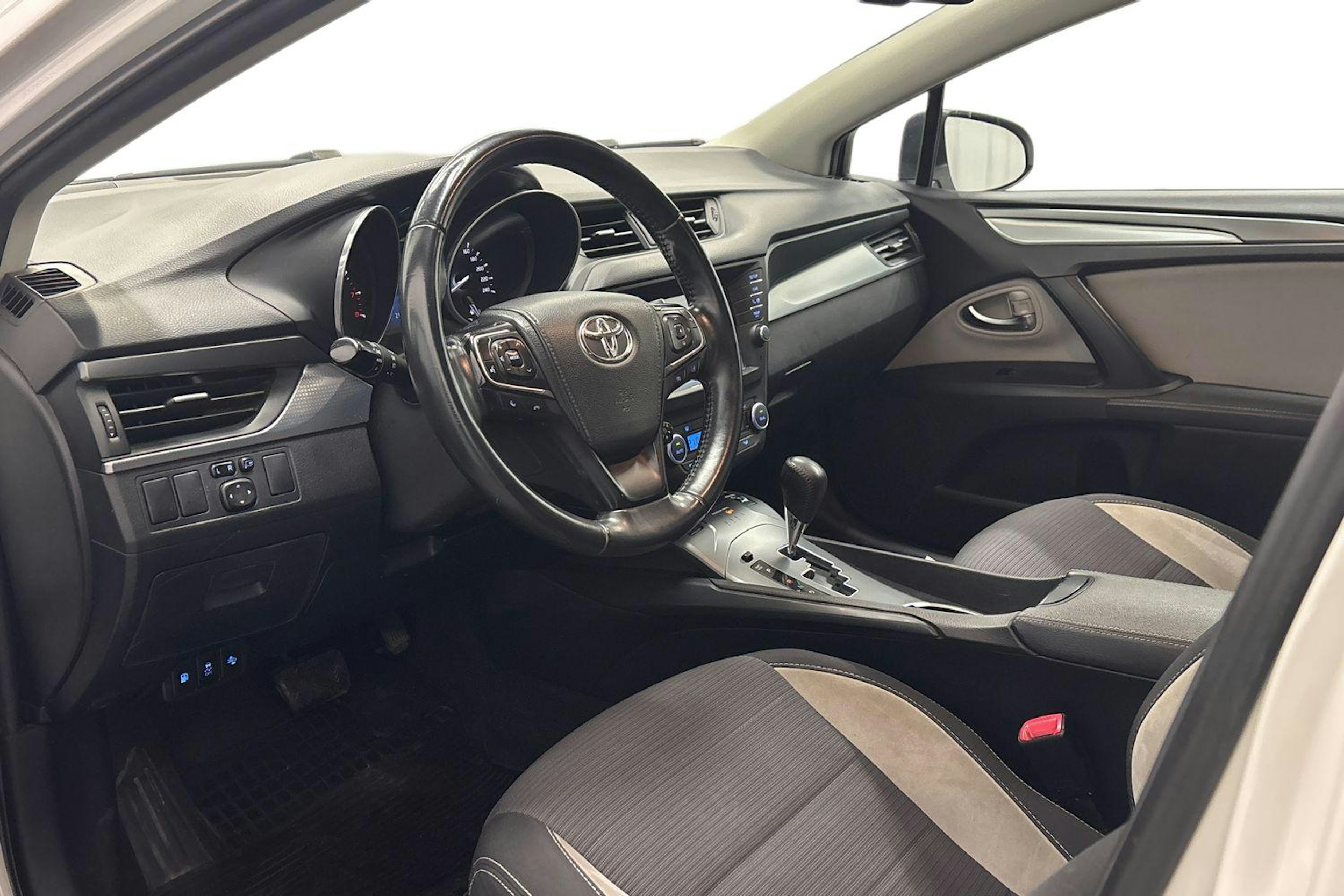 valkoinen Toyota Avensis 2018 kuva 7.