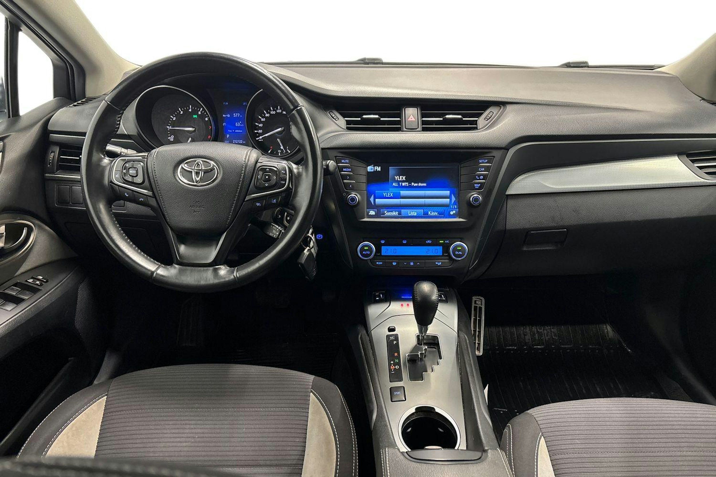 valkoinen Toyota Avensis 2018 kuva 9.