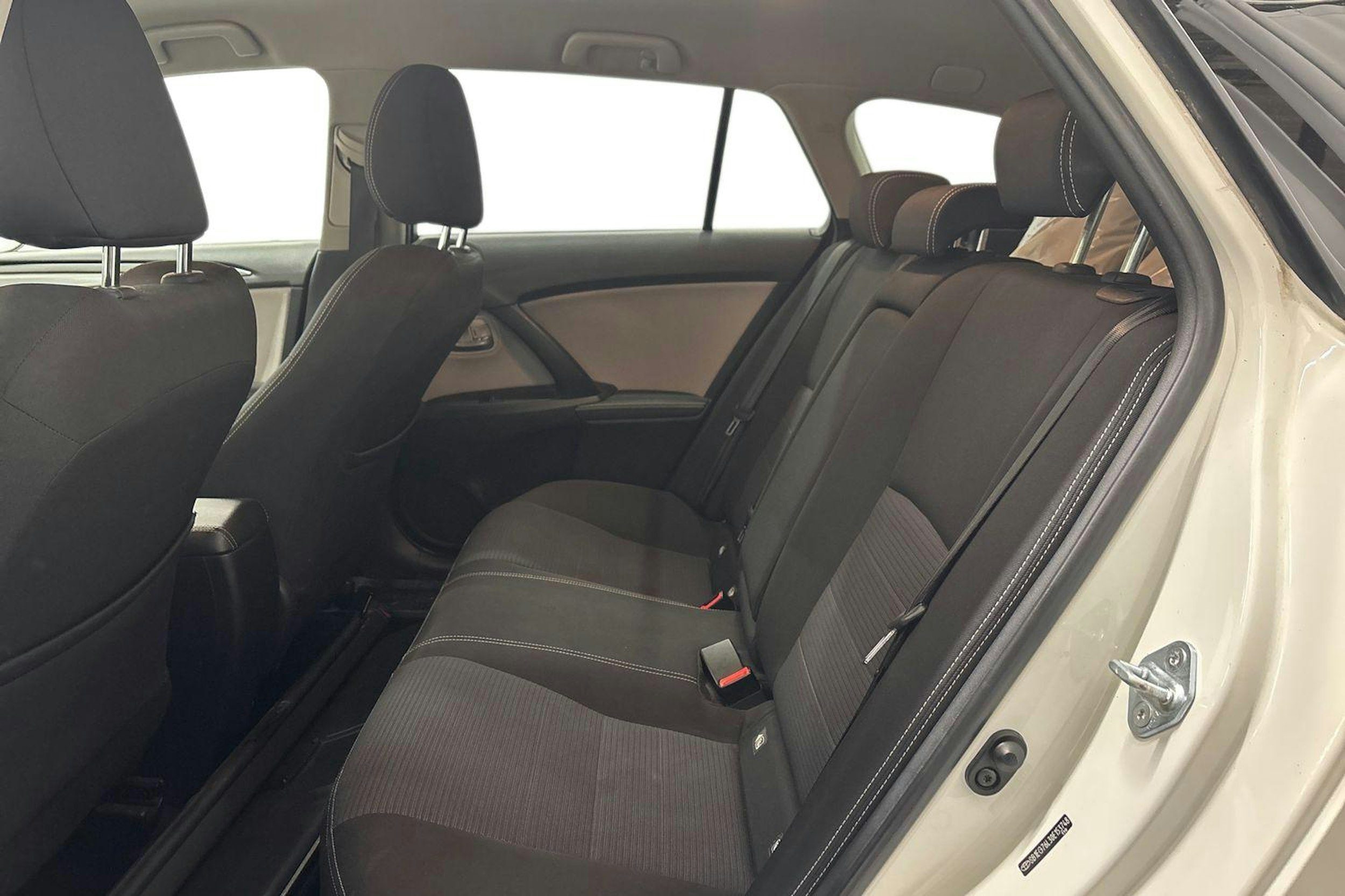 valkoinen Toyota Avensis 2018 kuva 10.