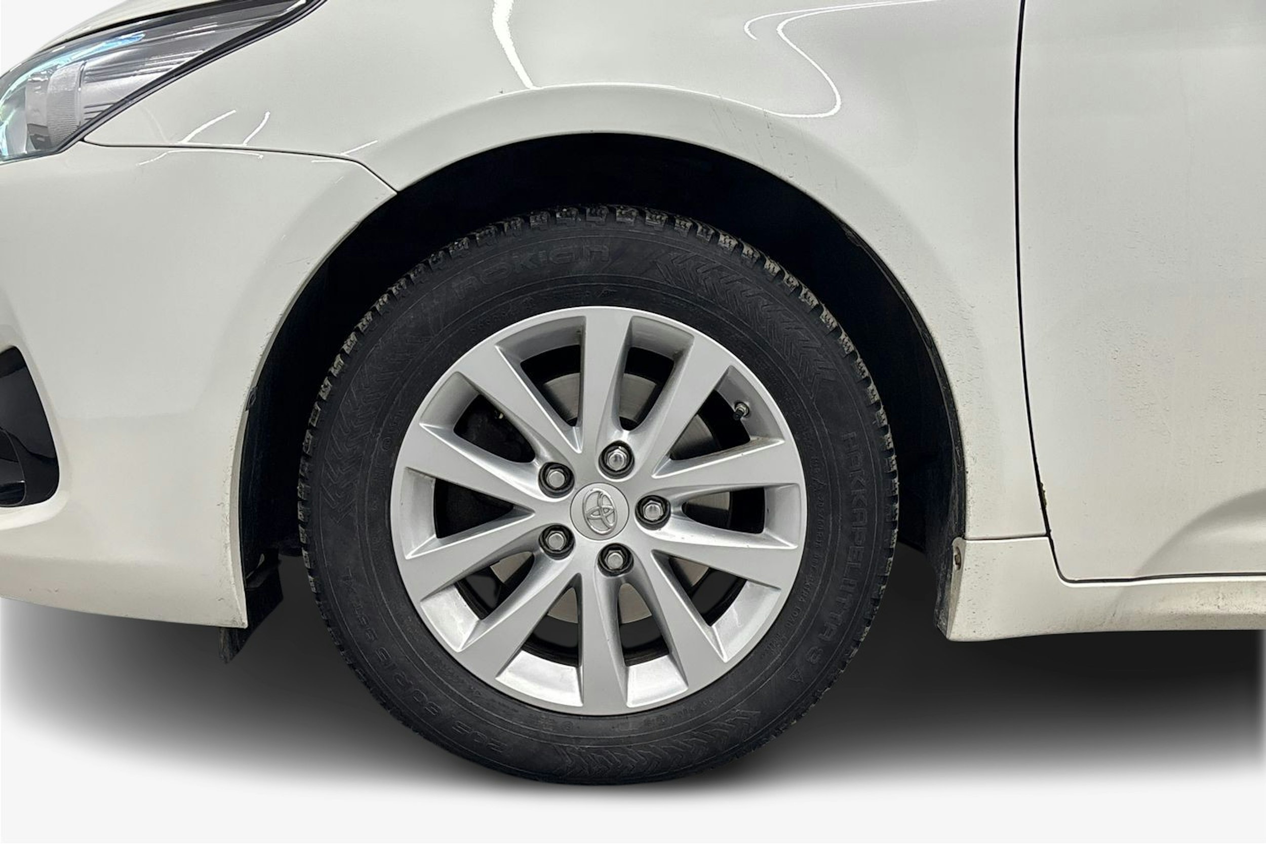 valkoinen Toyota Avensis 2018 kuva 11.