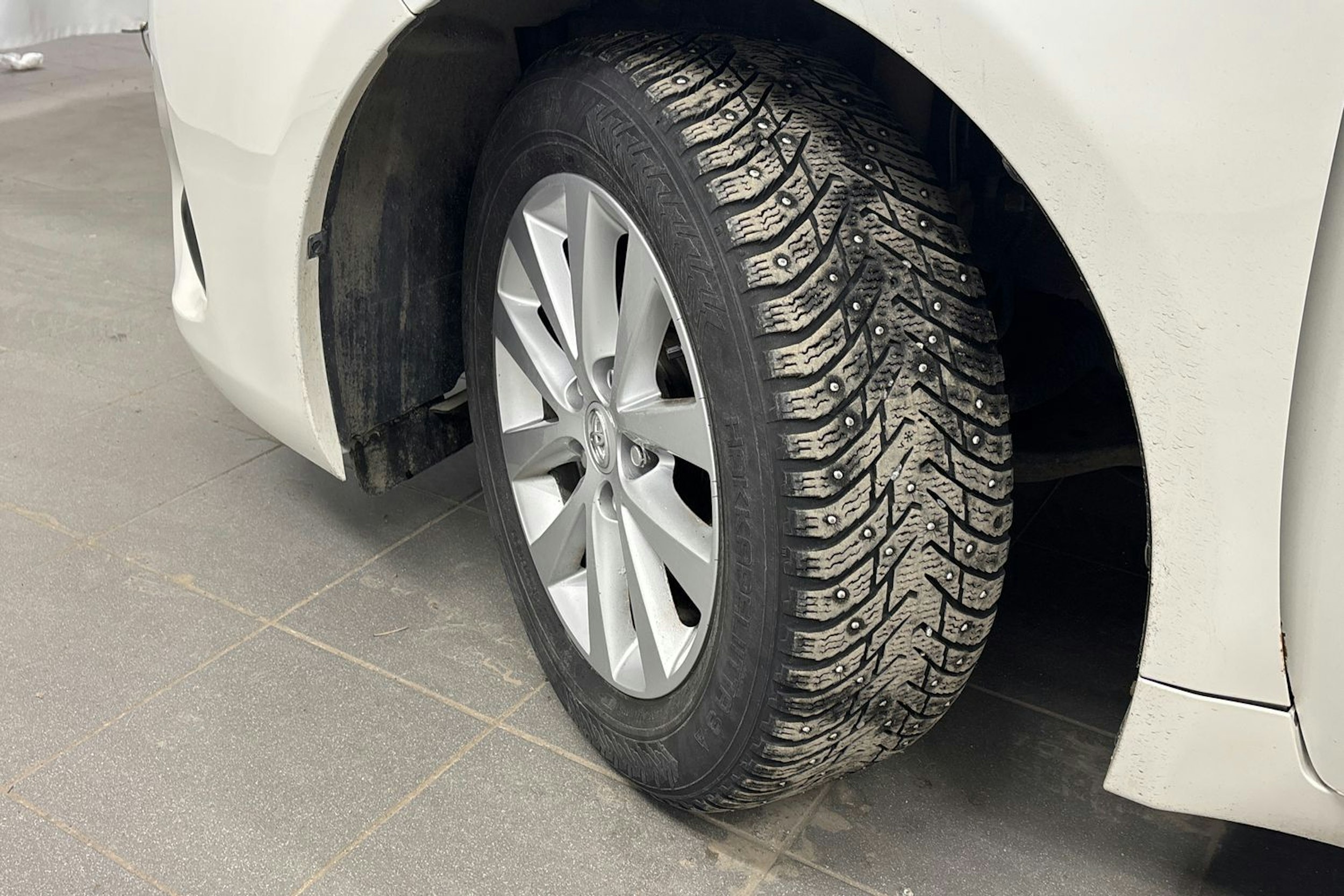 valkoinen Toyota Avensis 2018 kuva 13.