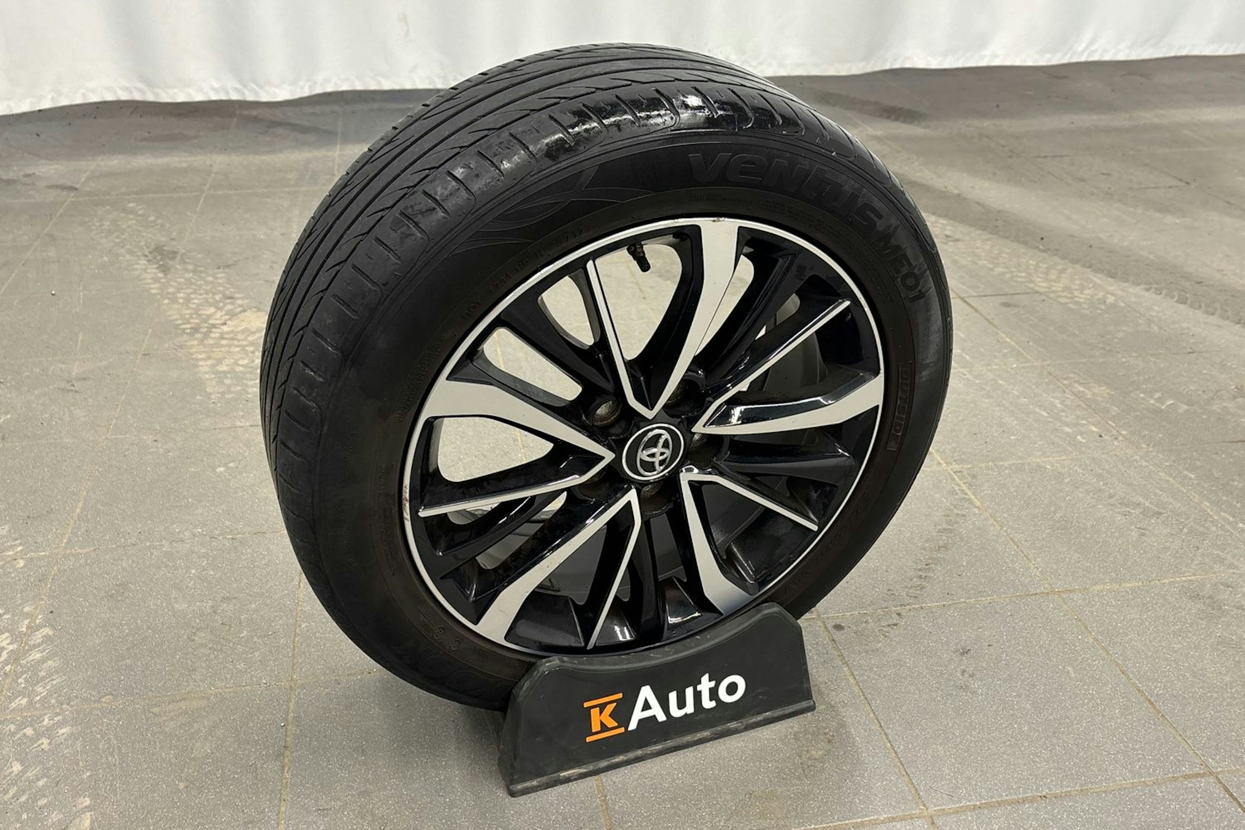 valkoinen Toyota Avensis 2018 kuva 14.