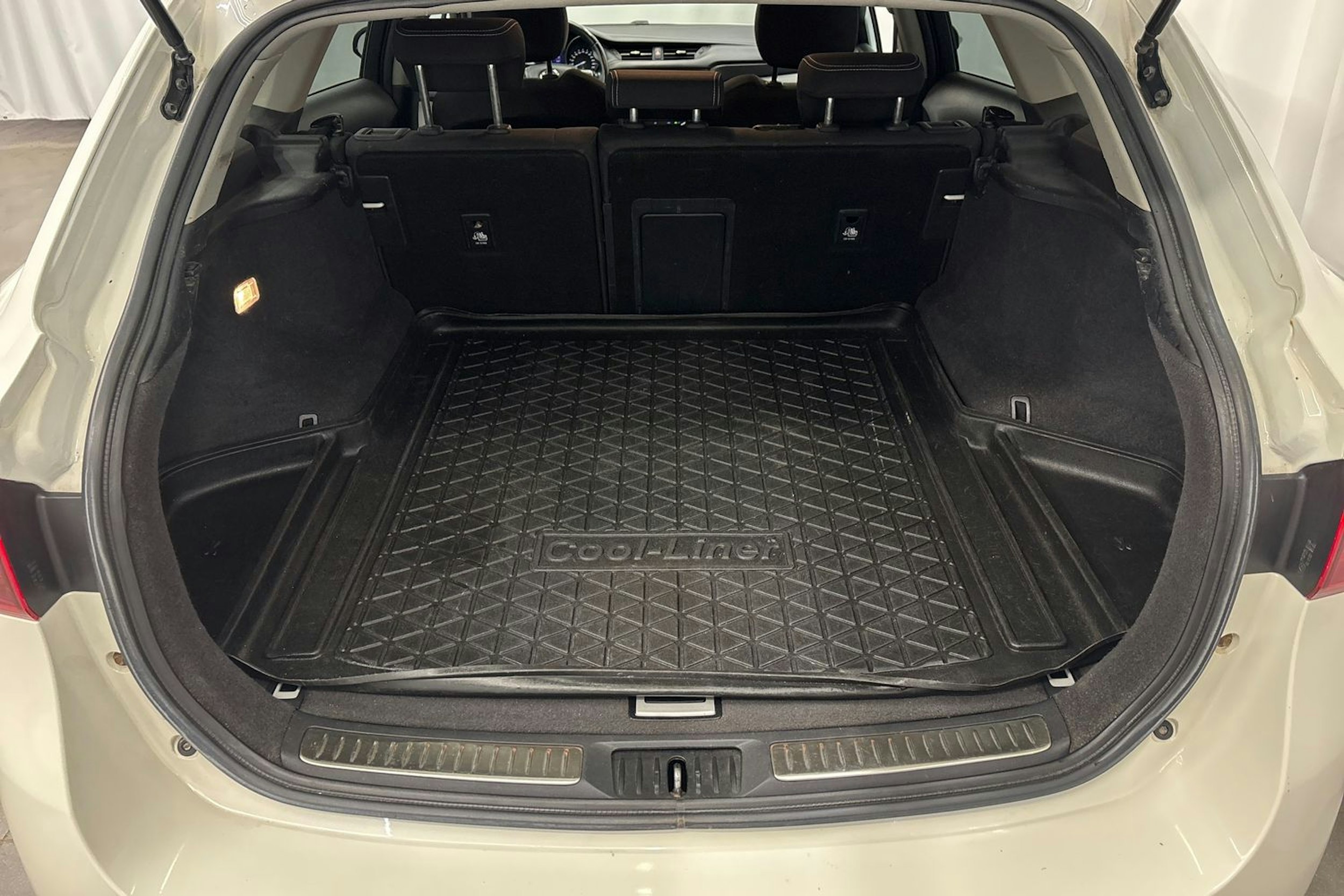 valkoinen Toyota Avensis 2018 kuva 16.