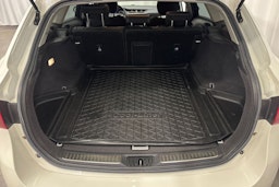 valkoinen Toyota Avensis 2018 kuva 16.