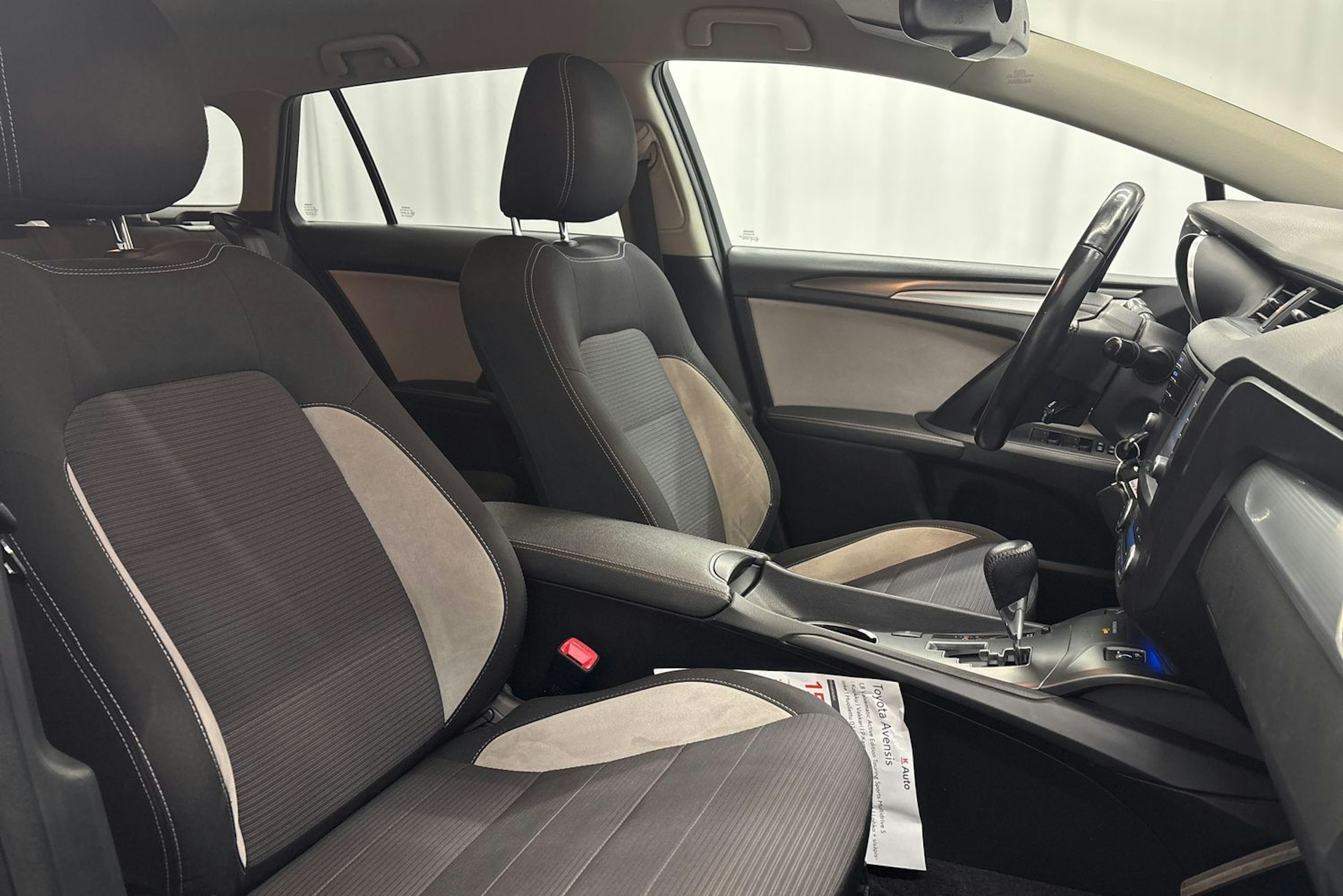 valkoinen Toyota Avensis 2018 kuva 17.