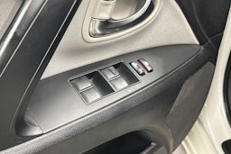 valkoinen Toyota Avensis 2018 kuva 18.